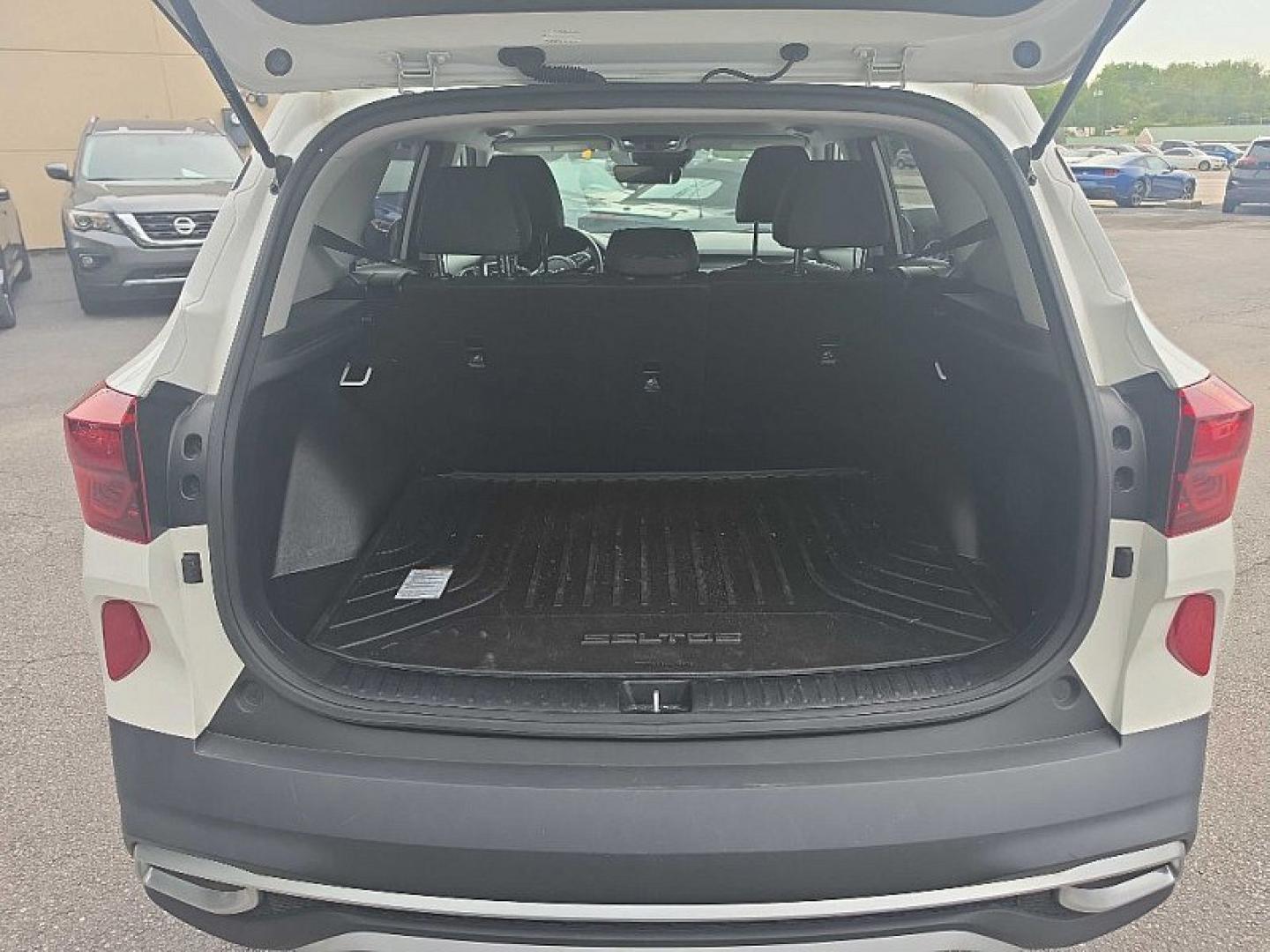 2022 WHITE /BLACK Kia Seltos SX (KNDETCA23N7) with an 1.6L L4 DOHC 16V TURBO engine, CVT transmission, located at 3304 Woodville Road, Northwood, OH, 43619, (419) 210-8019, 41.612694, -83.480743 - Your #1 Destination for Auto Loans and mdash;No Matter Your Credit!At our dealership, we believe everyone deserves the opportunity to drive their dream car and mdash;whether you have good credit, bad credit, or no credit at all. With a wide selection of hundreds of cars, trucks, and SUVs, you'll fin- Photo#12