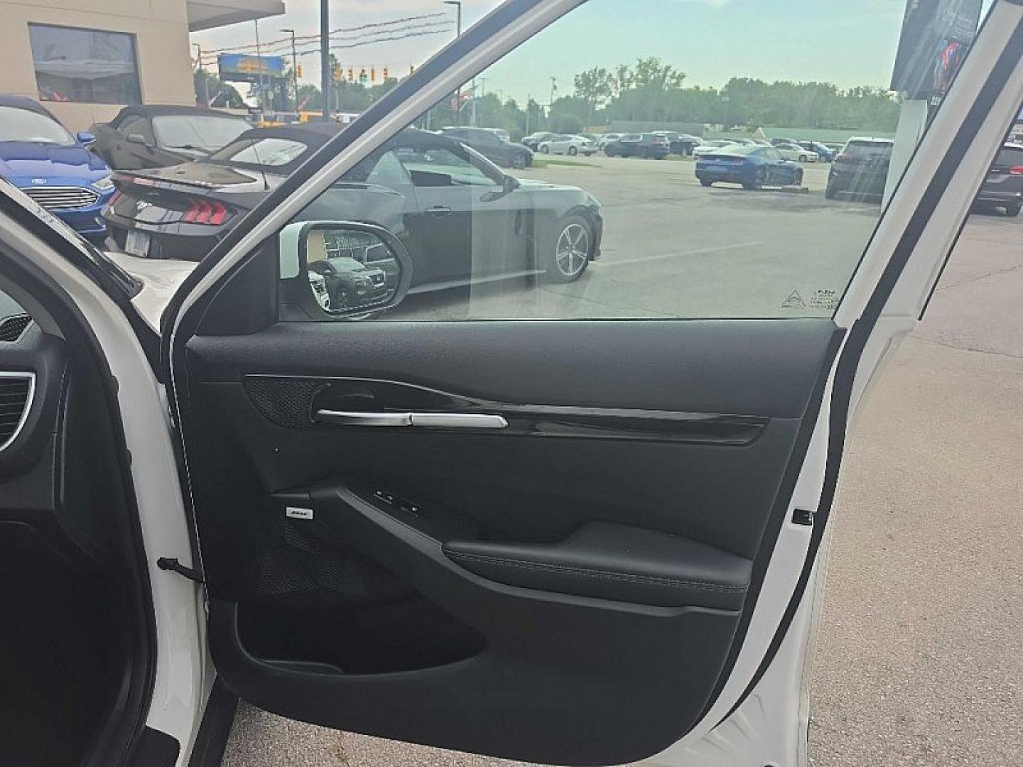 2022 WHITE /BLACK Kia Seltos SX (KNDETCA23N7) with an 1.6L L4 DOHC 16V TURBO engine, CVT transmission, located at 3304 Woodville Road, Northwood, OH, 43619, (419) 210-8019, 41.612694, -83.480743 - Your #1 Destination for Auto Loans and mdash;No Matter Your Credit!At our dealership, we believe everyone deserves the opportunity to drive their dream car and mdash;whether you have good credit, bad credit, or no credit at all. With a wide selection of hundreds of cars, trucks, and SUVs, you'll fin- Photo#15