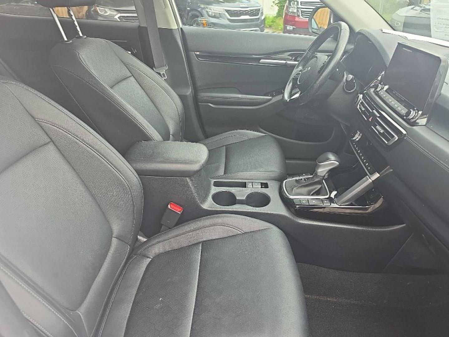 2022 WHITE /BLACK Kia Seltos SX (KNDETCA23N7) with an 1.6L L4 DOHC 16V TURBO engine, CVT transmission, located at 3304 Woodville Road, Northwood, OH, 43619, (419) 210-8019, 41.612694, -83.480743 - Your #1 Destination for Auto Loans and mdash;No Matter Your Credit!At our dealership, we believe everyone deserves the opportunity to drive their dream car and mdash;whether you have good credit, bad credit, or no credit at all. With a wide selection of hundreds of cars, trucks, and SUVs, you'll fin- Photo#16