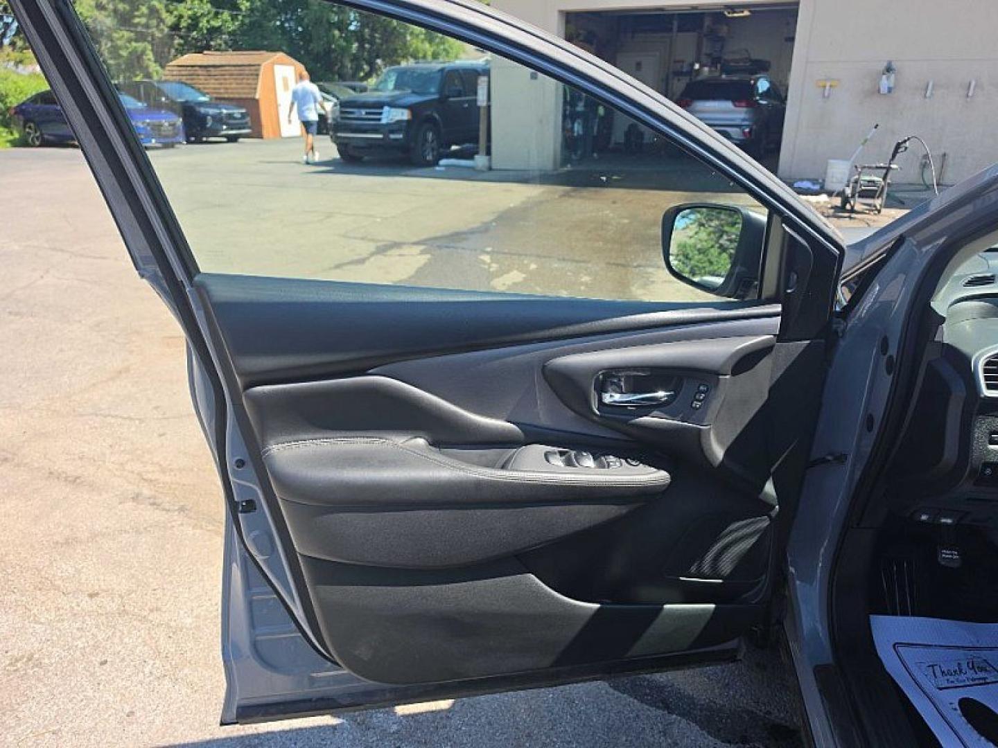 2021 GRAY /BLACK Nissan Murano SL AWD (5N1AZ2CS3MC) with an 3.5L V6 DOHC 24V engine, CVT transmission, located at 3304 Woodville Road, Northwood, OH, 43619, (419) 210-8019, 41.612694, -83.480743 - Your #1 Destination for Auto Loans and mdash;No Matter Your Credit!At our dealership, we believe everyone deserves the opportunity to drive their dream car and mdash;whether you have good credit, bad credit, or no credit at all. With a wide selection of hundreds of cars, trucks, and SUVs, you'll fin- Photo#8