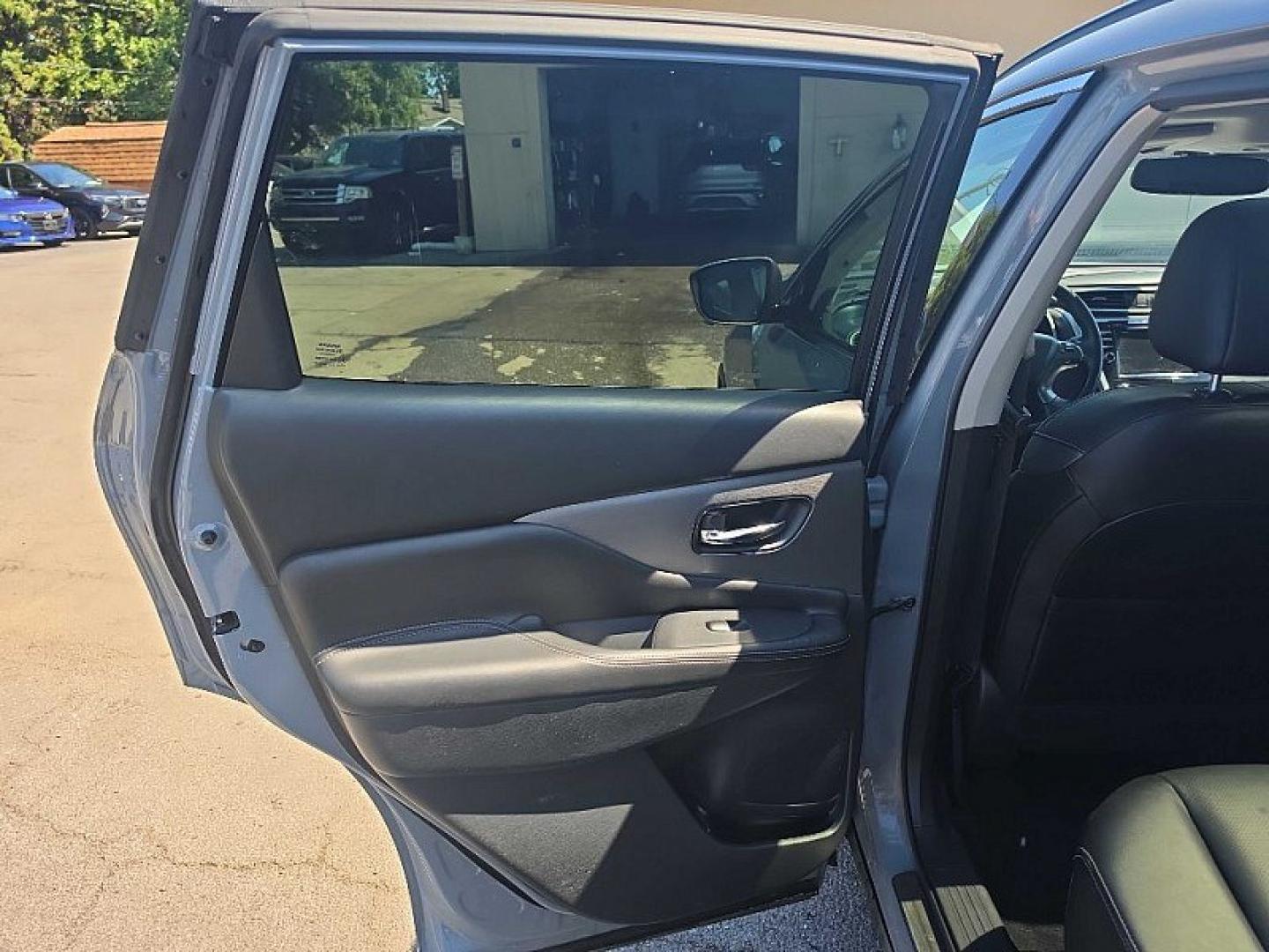 2021 GRAY /BLACK Nissan Murano SL AWD (5N1AZ2CS3MC) with an 3.5L V6 DOHC 24V engine, CVT transmission, located at 3304 Woodville Road, Northwood, OH, 43619, (419) 210-8019, 41.612694, -83.480743 - Your #1 Destination for Auto Loans and mdash;No Matter Your Credit!At our dealership, we believe everyone deserves the opportunity to drive their dream car and mdash;whether you have good credit, bad credit, or no credit at all. With a wide selection of hundreds of cars, trucks, and SUVs, you'll fin- Photo#11