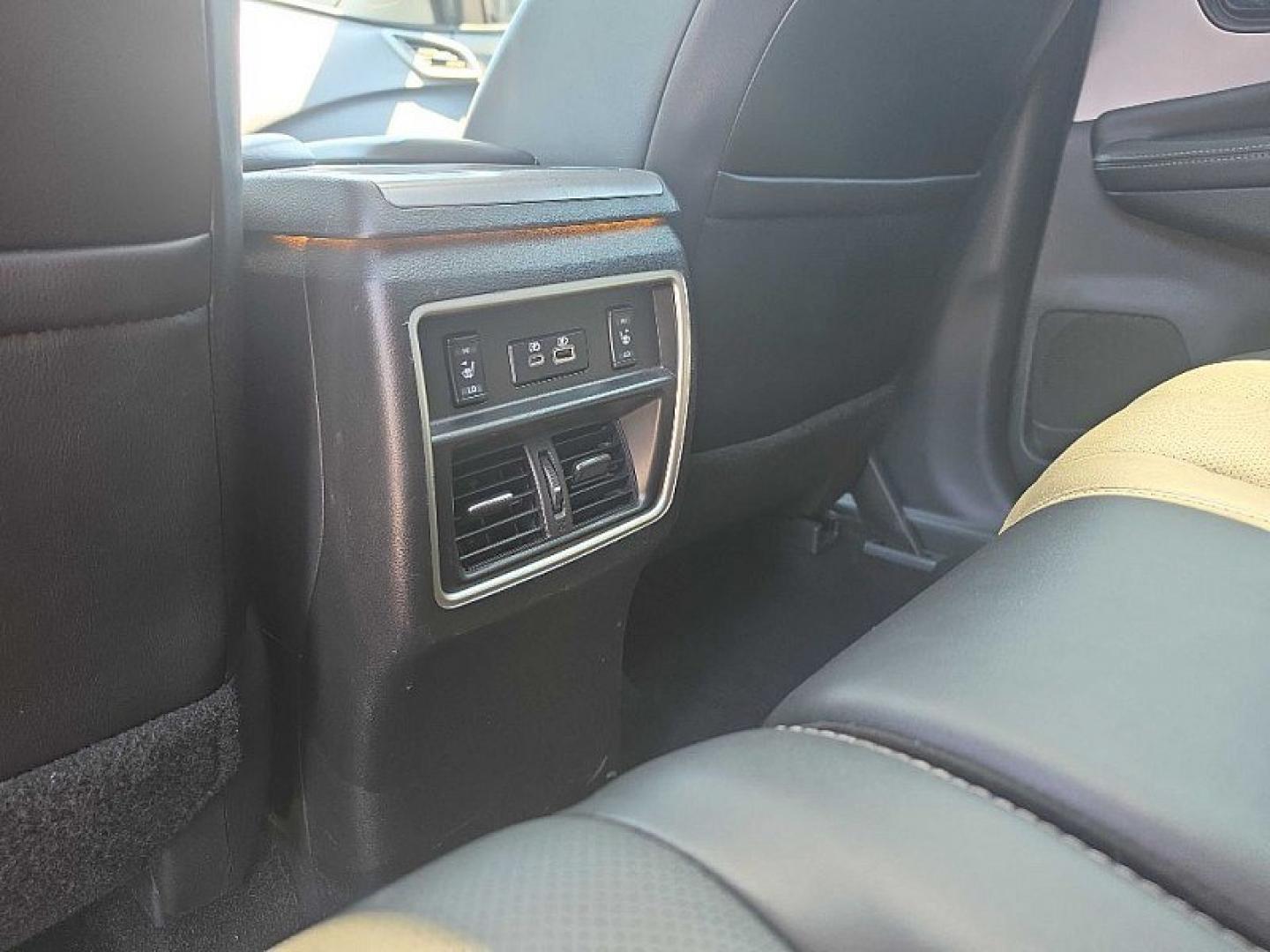 2021 GRAY /BLACK Nissan Murano SL AWD (5N1AZ2CS3MC) with an 3.5L V6 DOHC 24V engine, CVT transmission, located at 3304 Woodville Road, Northwood, OH, 43619, (419) 210-8019, 41.612694, -83.480743 - Your #1 Destination for Auto Loans and mdash;No Matter Your Credit!At our dealership, we believe everyone deserves the opportunity to drive their dream car and mdash;whether you have good credit, bad credit, or no credit at all. With a wide selection of hundreds of cars, trucks, and SUVs, you'll fin- Photo#13