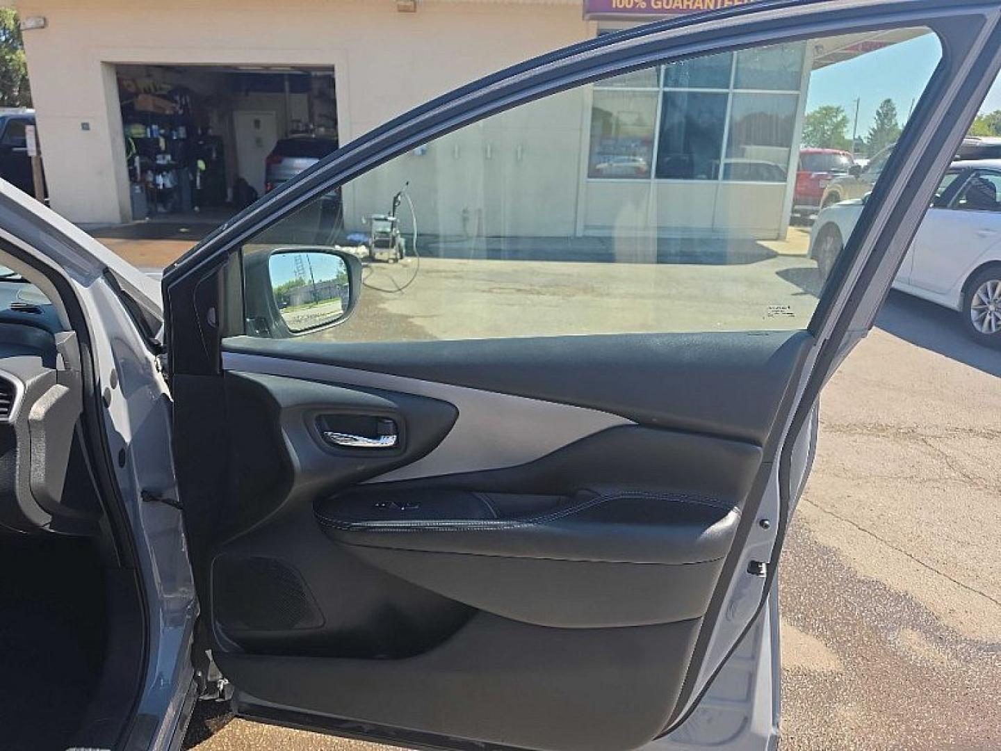 2021 GRAY /BLACK Nissan Murano SL AWD (5N1AZ2CS3MC) with an 3.5L V6 DOHC 24V engine, CVT transmission, located at 3304 Woodville Road, Northwood, OH, 43619, (419) 210-8019, 41.612694, -83.480743 - Your #1 Destination for Auto Loans and mdash;No Matter Your Credit!At our dealership, we believe everyone deserves the opportunity to drive their dream car and mdash;whether you have good credit, bad credit, or no credit at all. With a wide selection of hundreds of cars, trucks, and SUVs, you'll fin- Photo#17