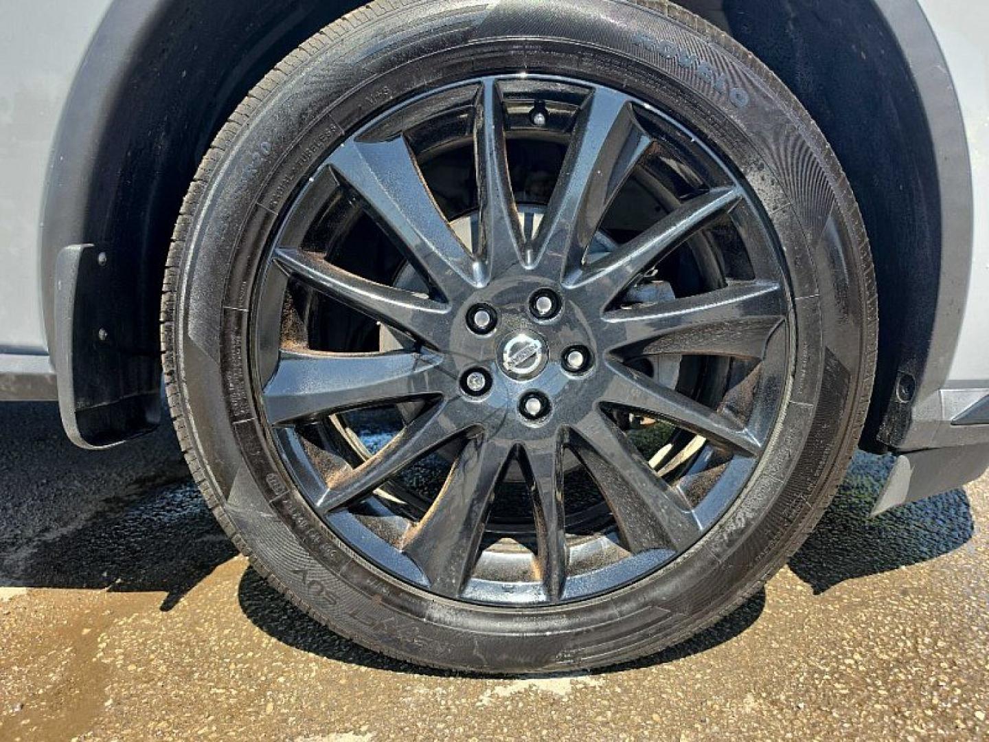 2021 GRAY /BLACK Nissan Murano SL AWD (5N1AZ2CS3MC) with an 3.5L V6 DOHC 24V engine, CVT transmission, located at 3304 Woodville Road, Northwood, OH, 43619, (419) 210-8019, 41.612694, -83.480743 - Your #1 Destination for Auto Loans and mdash;No Matter Your Credit!At our dealership, we believe everyone deserves the opportunity to drive their dream car and mdash;whether you have good credit, bad credit, or no credit at all. With a wide selection of hundreds of cars, trucks, and SUVs, you'll fin- Photo#19