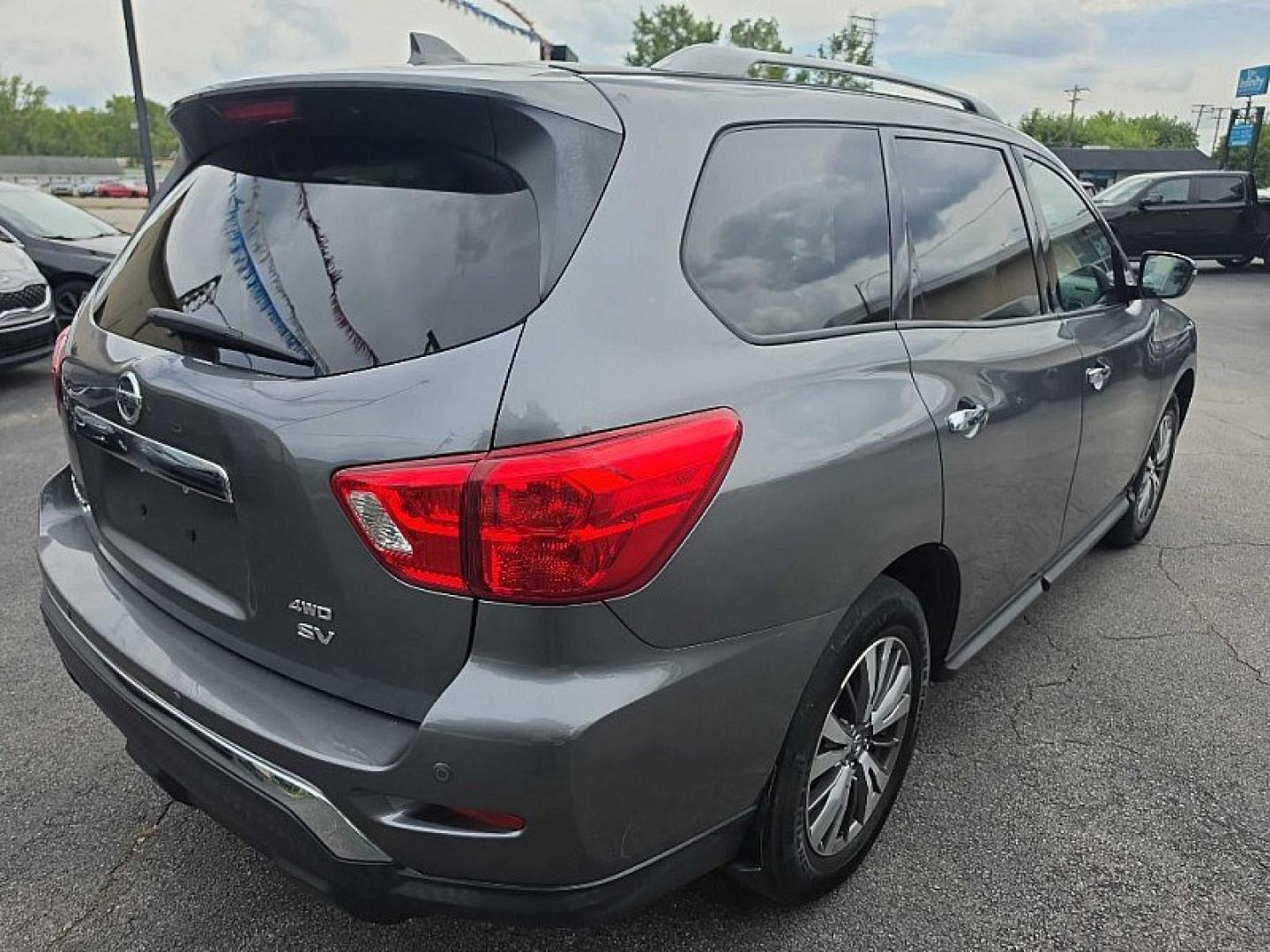 2019 GRAY /BLACK Nissan Pathfinder S 4WD (5N1DR2MM5KC) with an 3.5L V6 DOHC 24V engine, CVT transmission, located at 3304 Woodville Road, Northwood, OH, 43619, (419) 210-8019, 41.612694, -83.480743 - Your #1 Destination for Auto Loans and mdash;No Matter Your Credit!At our dealership, we believe everyone deserves the opportunity to drive their dream car and mdash;whether you have good credit, bad credit, or no credit at all. With a wide selection of hundreds of cars, trucks, and SUVs, you'll fin- Photo#4