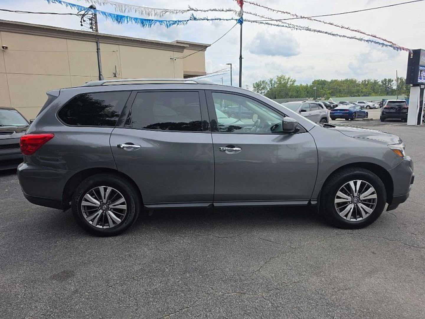 2019 GRAY /BLACK Nissan Pathfinder S 4WD (5N1DR2MM5KC) with an 3.5L V6 DOHC 24V engine, CVT transmission, located at 3304 Woodville Road, Northwood, OH, 43619, (419) 210-8019, 41.612694, -83.480743 - Your #1 Destination for Auto Loans and mdash;No Matter Your Credit!At our dealership, we believe everyone deserves the opportunity to drive their dream car and mdash;whether you have good credit, bad credit, or no credit at all. With a wide selection of hundreds of cars, trucks, and SUVs, you'll fin- Photo#5