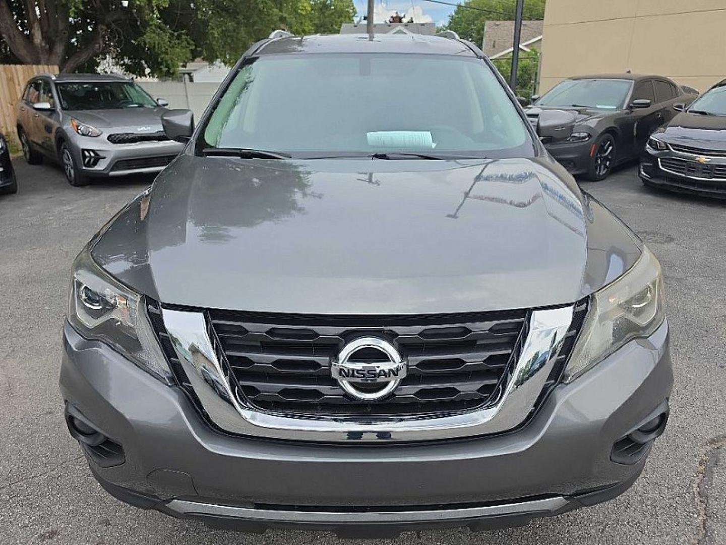 2019 GRAY /BLACK Nissan Pathfinder S 4WD (5N1DR2MM5KC) with an 3.5L V6 DOHC 24V engine, CVT transmission, located at 3304 Woodville Road, Northwood, OH, 43619, (419) 210-8019, 41.612694, -83.480743 - Your #1 Destination for Auto Loans and mdash;No Matter Your Credit!At our dealership, we believe everyone deserves the opportunity to drive their dream car and mdash;whether you have good credit, bad credit, or no credit at all. With a wide selection of hundreds of cars, trucks, and SUVs, you'll fin- Photo#7