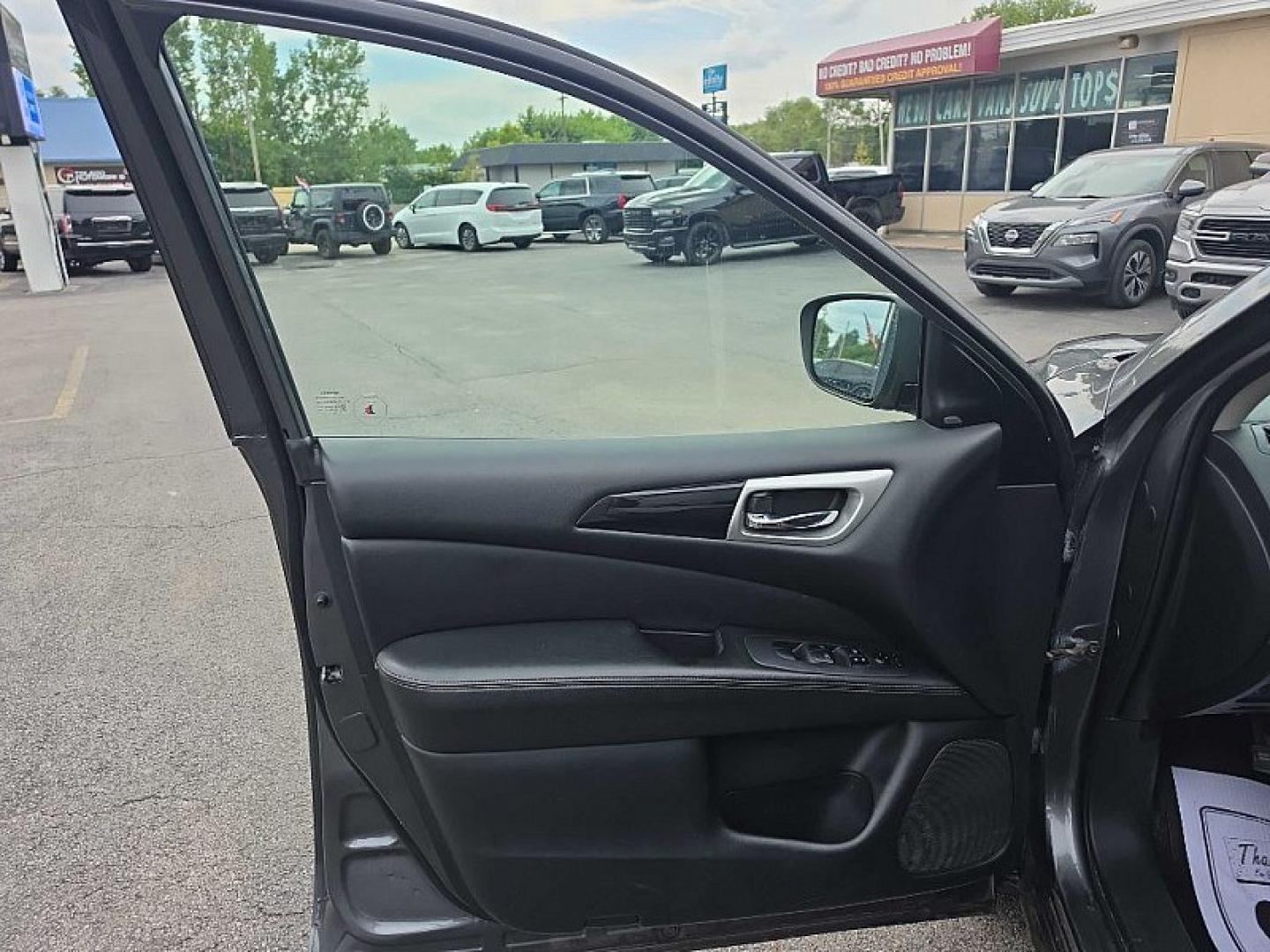 2019 GRAY /BLACK Nissan Pathfinder S 4WD (5N1DR2MM5KC) with an 3.5L V6 DOHC 24V engine, CVT transmission, located at 3304 Woodville Road, Northwood, OH, 43619, (419) 210-8019, 41.612694, -83.480743 - Your #1 Destination for Auto Loans and mdash;No Matter Your Credit!At our dealership, we believe everyone deserves the opportunity to drive their dream car and mdash;whether you have good credit, bad credit, or no credit at all. With a wide selection of hundreds of cars, trucks, and SUVs, you'll fin- Photo#8