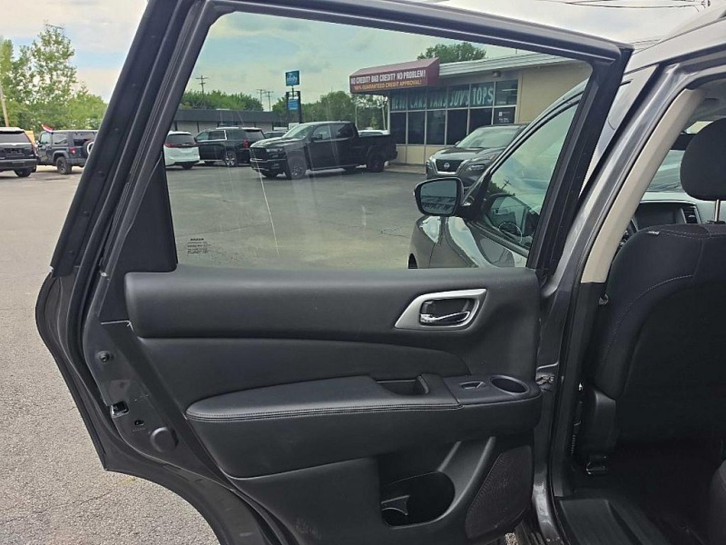 2019 GRAY /BLACK Nissan Pathfinder S 4WD (5N1DR2MM5KC) with an 3.5L V6 DOHC 24V engine, CVT transmission, located at 3304 Woodville Road, Northwood, OH, 43619, (419) 210-8019, 41.612694, -83.480743 - Your #1 Destination for Auto Loans and mdash;No Matter Your Credit!At our dealership, we believe everyone deserves the opportunity to drive their dream car and mdash;whether you have good credit, bad credit, or no credit at all. With a wide selection of hundreds of cars, trucks, and SUVs, you'll fin- Photo#10