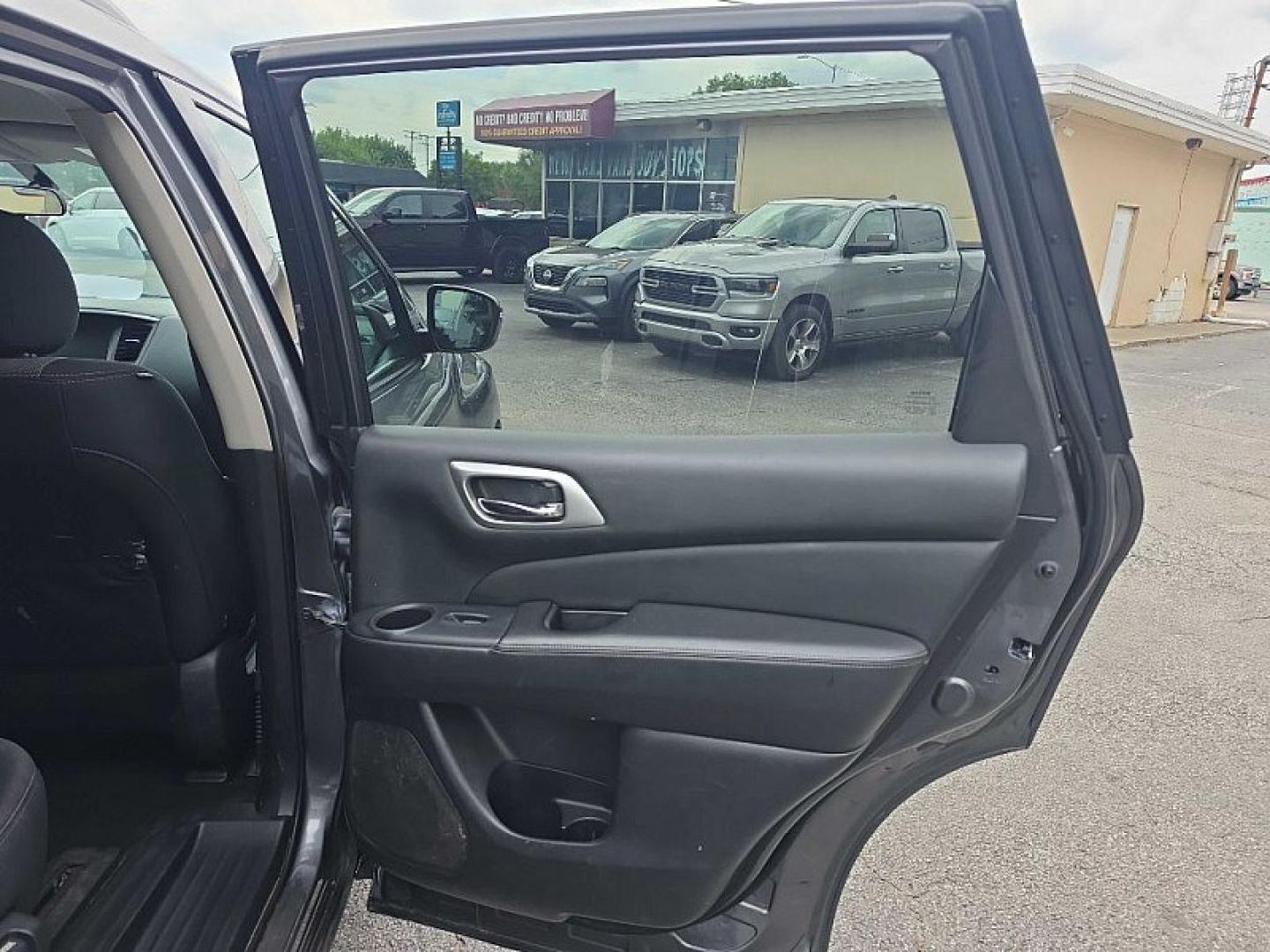 2019 GRAY /BLACK Nissan Pathfinder S 4WD (5N1DR2MM5KC) with an 3.5L V6 DOHC 24V engine, CVT transmission, located at 3304 Woodville Road, Northwood, OH, 43619, (419) 210-8019, 41.612694, -83.480743 - Your #1 Destination for Auto Loans and mdash;No Matter Your Credit!At our dealership, we believe everyone deserves the opportunity to drive their dream car and mdash;whether you have good credit, bad credit, or no credit at all. With a wide selection of hundreds of cars, trucks, and SUVs, you'll fin- Photo#14