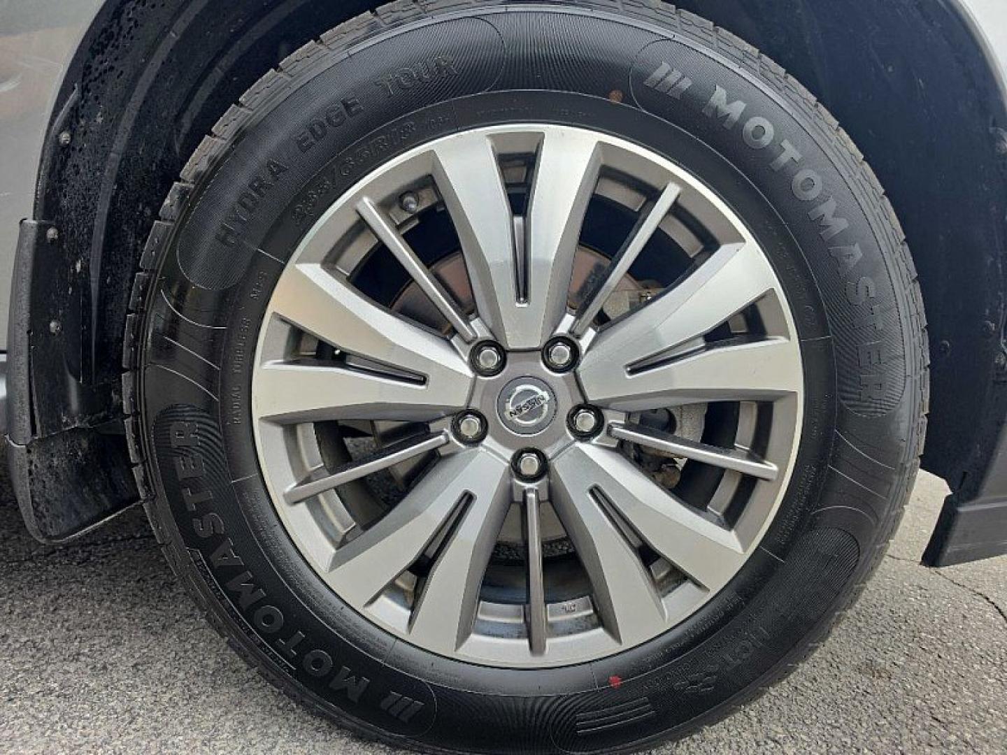 2019 GRAY /BLACK Nissan Pathfinder S 4WD (5N1DR2MM5KC) with an 3.5L V6 DOHC 24V engine, CVT transmission, located at 3304 Woodville Road, Northwood, OH, 43619, (419) 210-8019, 41.612694, -83.480743 - Your #1 Destination for Auto Loans and mdash;No Matter Your Credit!At our dealership, we believe everyone deserves the opportunity to drive their dream car and mdash;whether you have good credit, bad credit, or no credit at all. With a wide selection of hundreds of cars, trucks, and SUVs, you'll fin- Photo#19