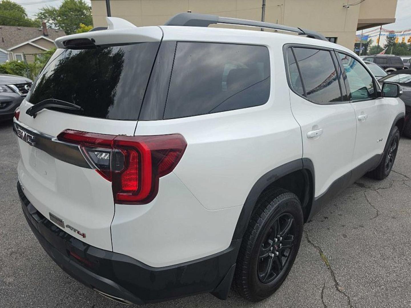 2021 WHITE /BLACK GMC Acadia SLE-2 FWD (1GKKNLLS6MZ) with an 3.6L V6 DOHC 24V engine, 6A transmission, located at 3304 Woodville Road, Northwood, OH, 43619, (419) 210-8019, 41.612694, -83.480743 - Your #1 Destination for Auto Loans and mdash;No Matter Your Credit!At our dealership, we believe everyone deserves the opportunity to drive their dream car and mdash;whether you have good credit, bad credit, or no credit at all. With a wide selection of hundreds of cars, trucks, and SUVs, you'll fin- Photo#4