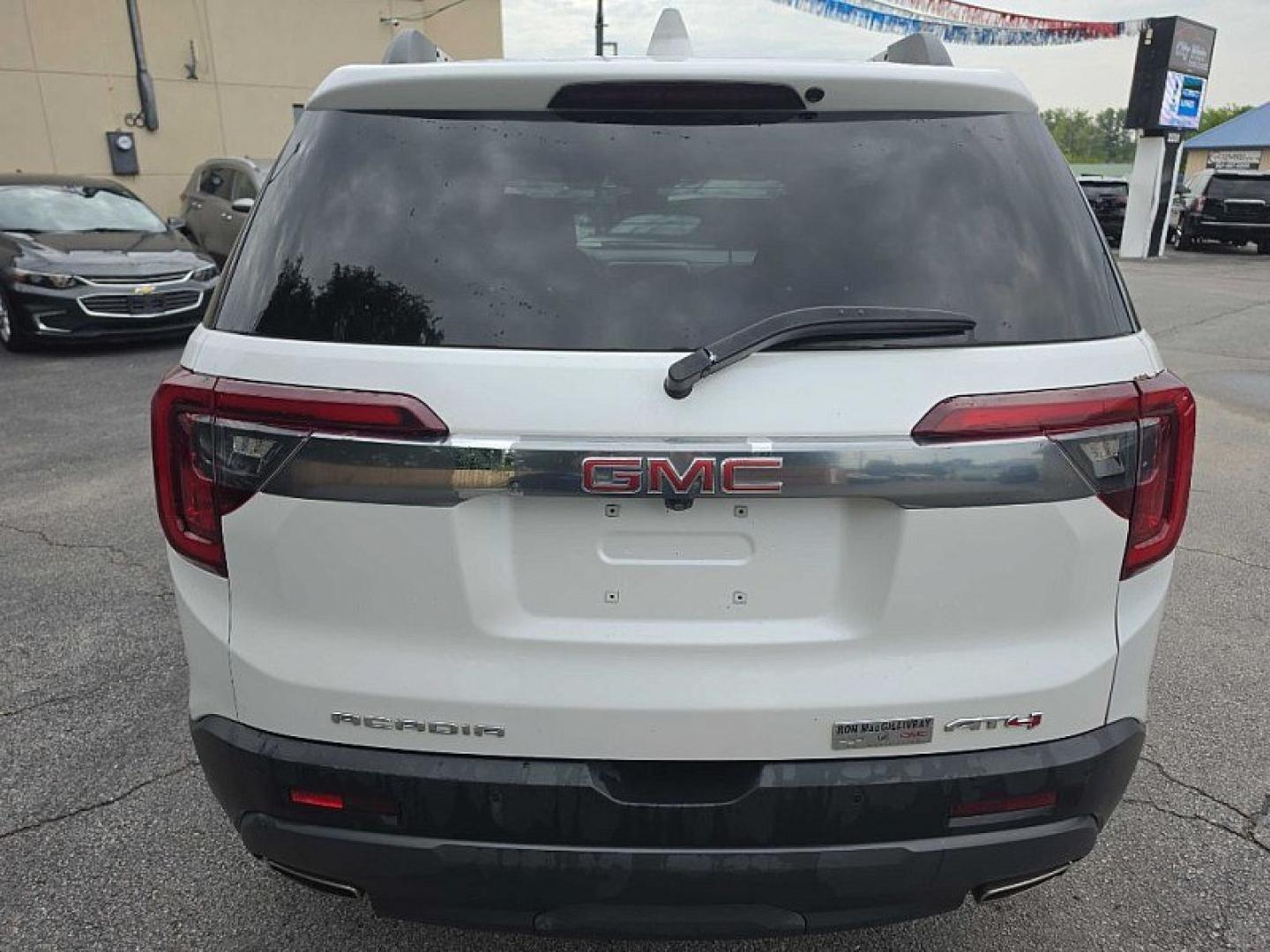 2021 WHITE /BLACK GMC Acadia SLE-2 FWD (1GKKNLLS6MZ) with an 3.6L V6 DOHC 24V engine, 6A transmission, located at 3304 Woodville Road, Northwood, OH, 43619, (419) 210-8019, 41.612694, -83.480743 - Your #1 Destination for Auto Loans and mdash;No Matter Your Credit!At our dealership, we believe everyone deserves the opportunity to drive their dream car and mdash;whether you have good credit, bad credit, or no credit at all. With a wide selection of hundreds of cars, trucks, and SUVs, you'll fin- Photo#3