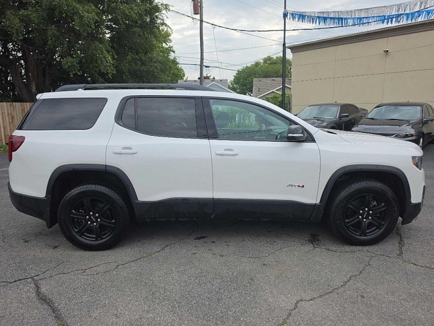 2021 WHITE /BLACK GMC Acadia SLE-2 FWD (1GKKNLLS6MZ) with an 3.6L V6 DOHC 24V engine, 6A transmission, located at 3304 Woodville Road, Northwood, OH, 43619, (419) 210-8019, 41.612694, -83.480743 - Your #1 Destination for Auto Loans and mdash;No Matter Your Credit!At our dealership, we believe everyone deserves the opportunity to drive their dream car and mdash;whether you have good credit, bad credit, or no credit at all. With a wide selection of hundreds of cars, trucks, and SUVs, you'll fin- Photo#5