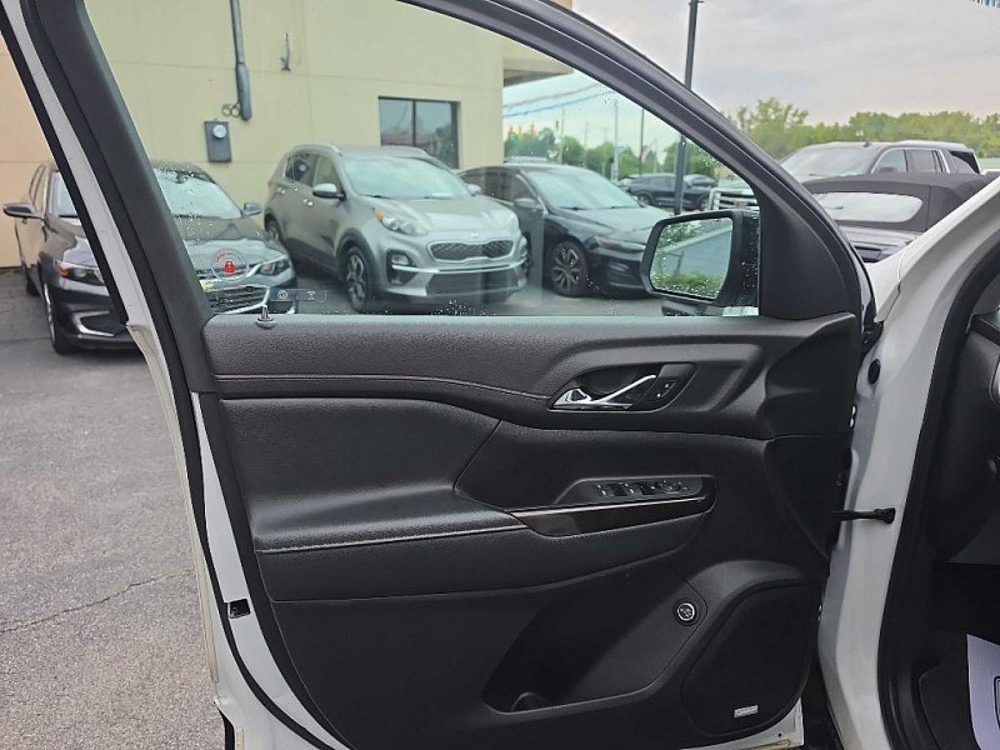 2021 WHITE /BLACK GMC Acadia SLE-2 FWD (1GKKNLLS6MZ) with an 3.6L V6 DOHC 24V engine, 6A transmission, located at 3304 Woodville Road, Northwood, OH, 43619, (419) 210-8019, 41.612694, -83.480743 - Your #1 Destination for Auto Loans and mdash;No Matter Your Credit!At our dealership, we believe everyone deserves the opportunity to drive their dream car and mdash;whether you have good credit, bad credit, or no credit at all. With a wide selection of hundreds of cars, trucks, and SUVs, you'll fin- Photo#8
