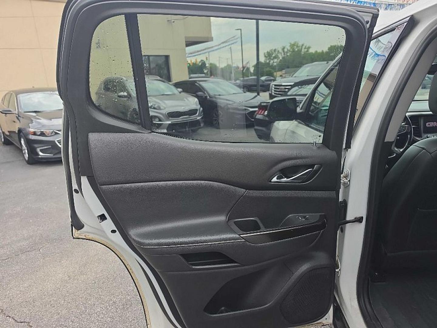 2021 WHITE /BLACK GMC Acadia SLE-2 FWD (1GKKNLLS6MZ) with an 3.6L V6 DOHC 24V engine, 6A transmission, located at 3304 Woodville Road, Northwood, OH, 43619, (419) 210-8019, 41.612694, -83.480743 - Your #1 Destination for Auto Loans and mdash;No Matter Your Credit!At our dealership, we believe everyone deserves the opportunity to drive their dream car and mdash;whether you have good credit, bad credit, or no credit at all. With a wide selection of hundreds of cars, trucks, and SUVs, you'll fin- Photo#10