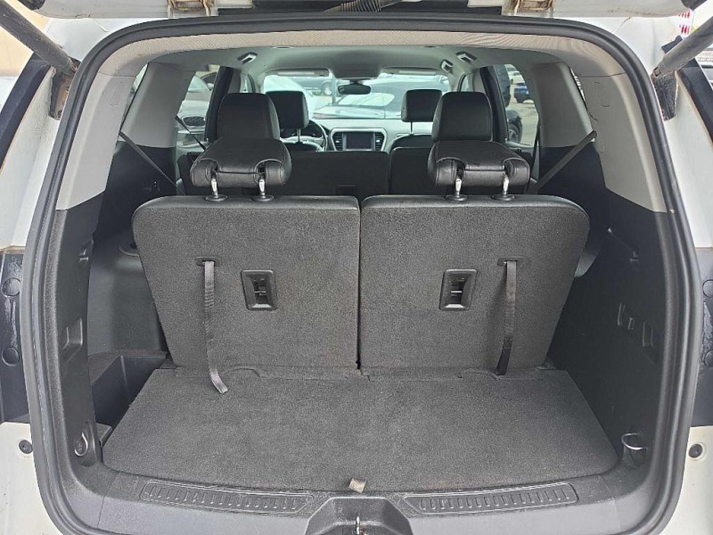 2021 WHITE /BLACK GMC Acadia SLE-2 FWD (1GKKNLLS6MZ) with an 3.6L V6 DOHC 24V engine, 6A transmission, located at 3304 Woodville Road, Northwood, OH, 43619, (419) 210-8019, 41.612694, -83.480743 - Your #1 Destination for Auto Loans and mdash;No Matter Your Credit!At our dealership, we believe everyone deserves the opportunity to drive their dream car and mdash;whether you have good credit, bad credit, or no credit at all. With a wide selection of hundreds of cars, trucks, and SUVs, you'll fin- Photo#13