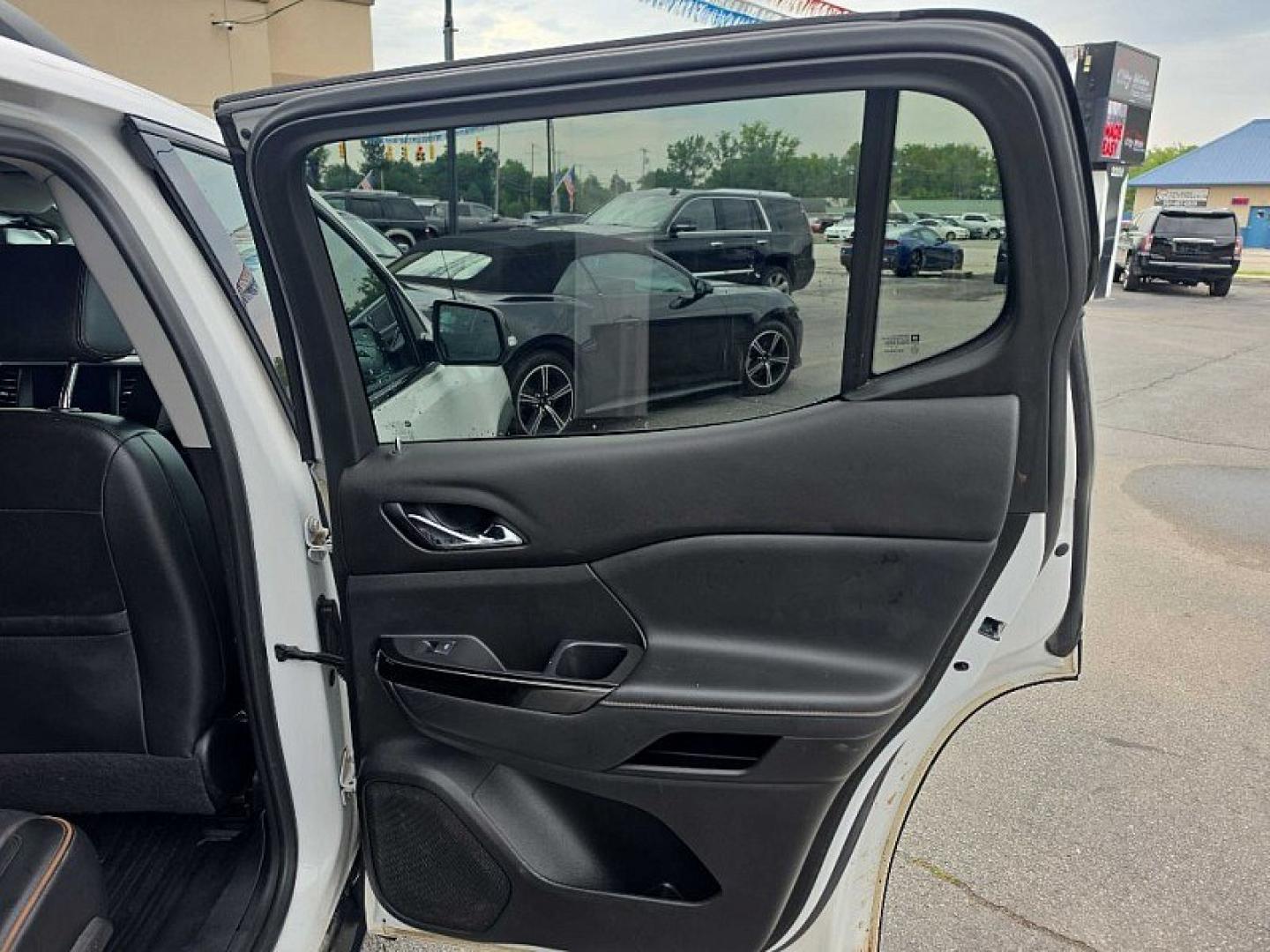 2021 WHITE /BLACK GMC Acadia SLE-2 FWD (1GKKNLLS6MZ) with an 3.6L V6 DOHC 24V engine, 6A transmission, located at 3304 Woodville Road, Northwood, OH, 43619, (419) 210-8019, 41.612694, -83.480743 - Your #1 Destination for Auto Loans and mdash;No Matter Your Credit!At our dealership, we believe everyone deserves the opportunity to drive their dream car and mdash;whether you have good credit, bad credit, or no credit at all. With a wide selection of hundreds of cars, trucks, and SUVs, you'll fin- Photo#14