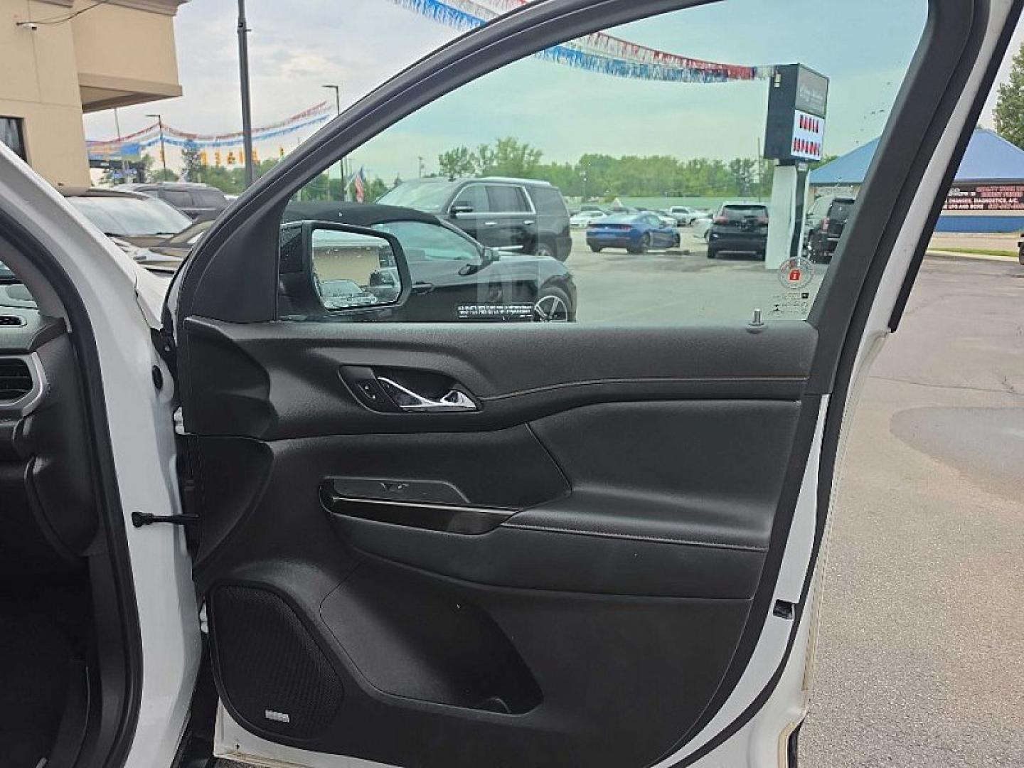 2021 WHITE /BLACK GMC Acadia SLE-2 FWD (1GKKNLLS6MZ) with an 3.6L V6 DOHC 24V engine, 6A transmission, located at 3304 Woodville Road, Northwood, OH, 43619, (419) 210-8019, 41.612694, -83.480743 - Your #1 Destination for Auto Loans and mdash;No Matter Your Credit!At our dealership, we believe everyone deserves the opportunity to drive their dream car and mdash;whether you have good credit, bad credit, or no credit at all. With a wide selection of hundreds of cars, trucks, and SUVs, you'll fin- Photo#17