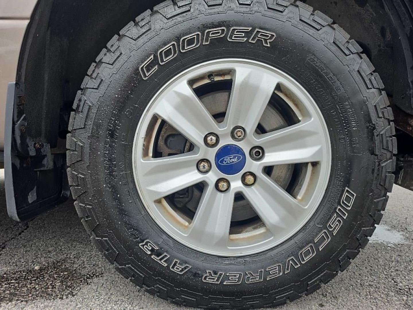 2018 GRAY /GRAY Ford F-150 XLT SuperCrew 5.5-ft. Bed 4WD (1FTFW1EG4JF) with an 3.5 V6 engine, 6A transmission, located at 3304 Woodville Road, Northwood, OH, 43619, (419) 210-8019, 41.612694, -83.480743 - Your #1 Destination for Auto Loans and mdash;No Matter Your Credit!At our dealership, we believe everyone deserves the opportunity to drive their dream car and mdash;whether you have good credit, bad credit, or no credit at all. With a wide selection of hundreds of cars, trucks, and SUVs, you'll fin- Photo#18