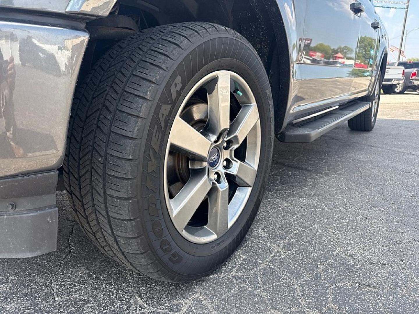 2018 GRAY /BLACK Ford F-150 King-Ranch SuperCrew 5.5-ft. 2WD (1FTEW1E57JF) with an 5.0L V8 OHV 32V engine, 6A transmission, located at 3304 Woodville Road, Northwood, OH, 43619, (419) 210-8019, 41.612694, -83.480743 - Your #1 Destination for Auto Loans and mdash;No Matter Your Credit!At our dealership, we believe everyone deserves the opportunity to drive their dream car and mdash;whether you have good credit, bad credit, or no credit at all. With a wide selection of hundreds of cars, trucks, and SUVs, you'll fin- Photo#15