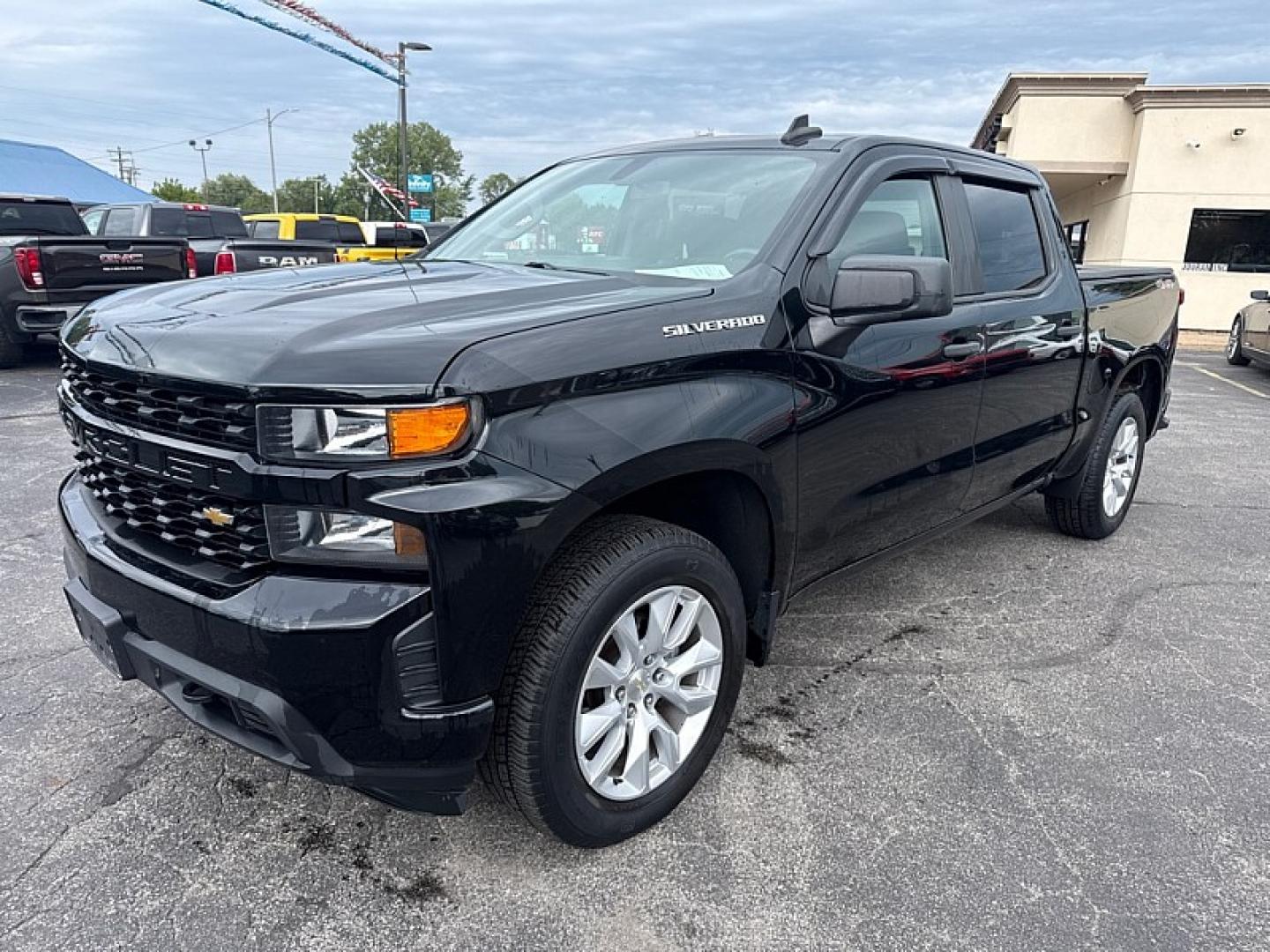 2020 BLACK /BLACK Chevrolet Silverado 1500 Custom Crew Cab Short Box 4WD (1GCPYBEK4LZ) with an 2.7L L4 DOHC 16V TURBO engine, 6A transmission, located at 3304 Woodville Road, Northwood, OH, 43619, (419) 210-8019, 41.612694, -83.480743 - Your #1 Destination for Auto Loans and mdash;No Matter Your Credit!At our dealership, we believe everyone deserves the opportunity to drive their dream car and mdash;whether you have good credit, bad credit, or no credit at all. With a wide selection of hundreds of cars, trucks, and SUVs, you'll fin- Photo#0
