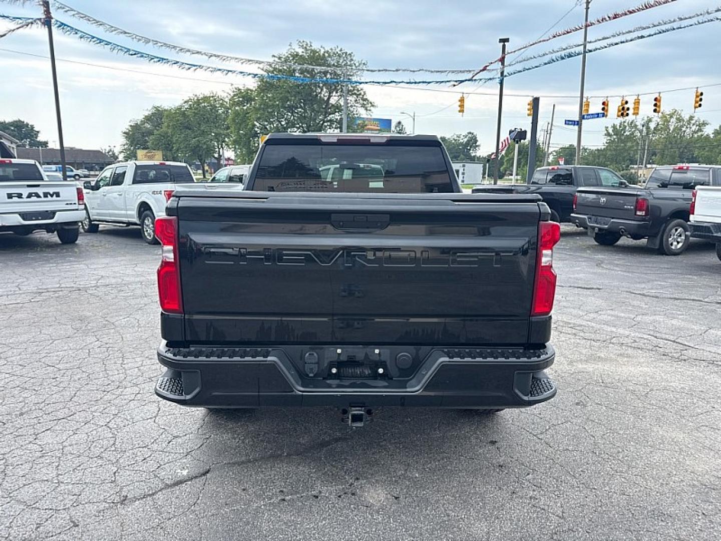 2020 BLACK /BLACK Chevrolet Silverado 1500 Custom Crew Cab Short Box 4WD (1GCPYBEK4LZ) with an 2.7L L4 DOHC 16V TURBO engine, 6A transmission, located at 3304 Woodville Road, Northwood, OH, 43619, (419) 210-8019, 41.612694, -83.480743 - Your #1 Destination for Auto Loans and mdash;No Matter Your Credit!At our dealership, we believe everyone deserves the opportunity to drive their dream car and mdash;whether you have good credit, bad credit, or no credit at all. With a wide selection of hundreds of cars, trucks, and SUVs, you'll fin- Photo#3