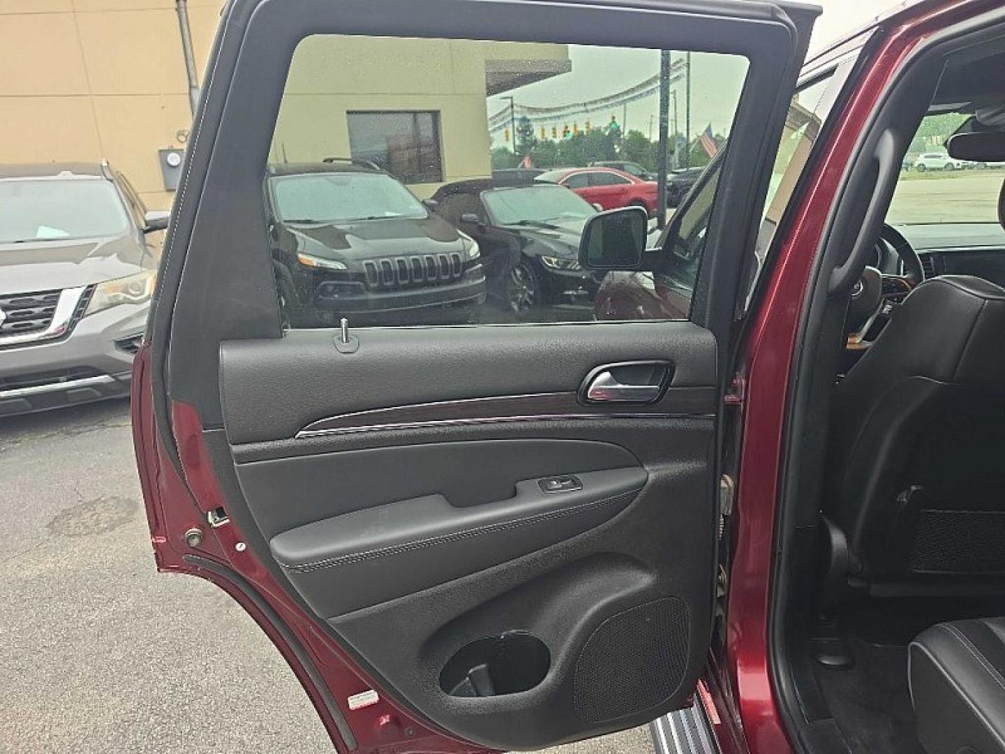 2019 RED /BLACK Jeep Grand Cherokee Overland 4WD (1C4RJFCG1KC) with an 3.6L V6 DOHC 24V engine, 8A transmission, located at 3304 Woodville Road, Northwood, OH, 43619, (419) 210-8019, 41.612694, -83.480743 - Your #1 Destination for Auto Loans and mdash;No Matter Your Credit!At our dealership, we believe everyone deserves the opportunity to drive their dream car and mdash;whether you have good credit, bad credit, or no credit at all. With a wide selection of hundreds of cars, trucks, and SUVs, you'll fin- Photo#10
