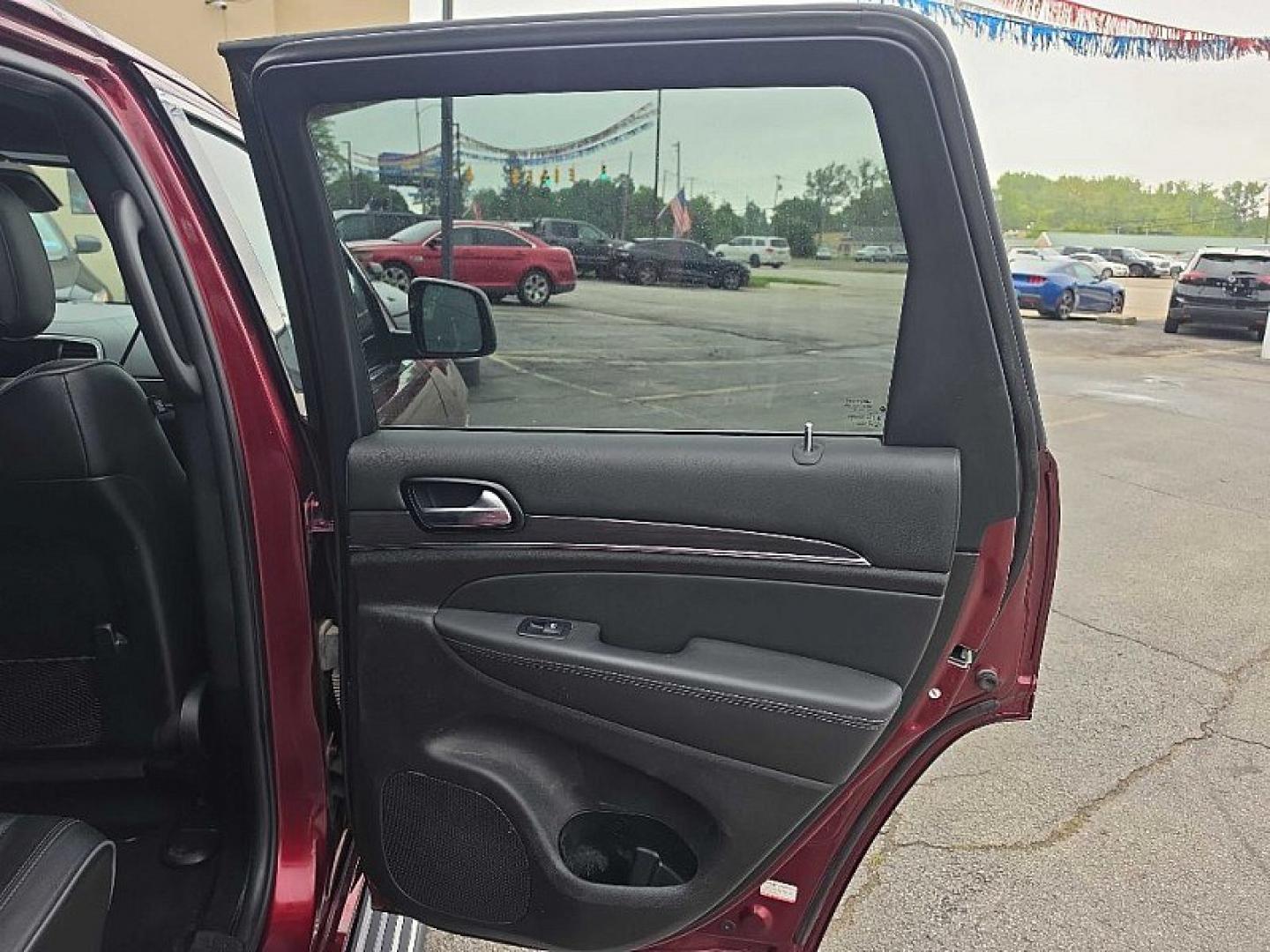2019 RED /BLACK Jeep Grand Cherokee Overland 4WD (1C4RJFCG1KC) with an 3.6L V6 DOHC 24V engine, 8A transmission, located at 3304 Woodville Road, Northwood, OH, 43619, (419) 210-8019, 41.612694, -83.480743 - Your #1 Destination for Auto Loans and mdash;No Matter Your Credit!At our dealership, we believe everyone deserves the opportunity to drive their dream car and mdash;whether you have good credit, bad credit, or no credit at all. With a wide selection of hundreds of cars, trucks, and SUVs, you'll fin- Photo#13