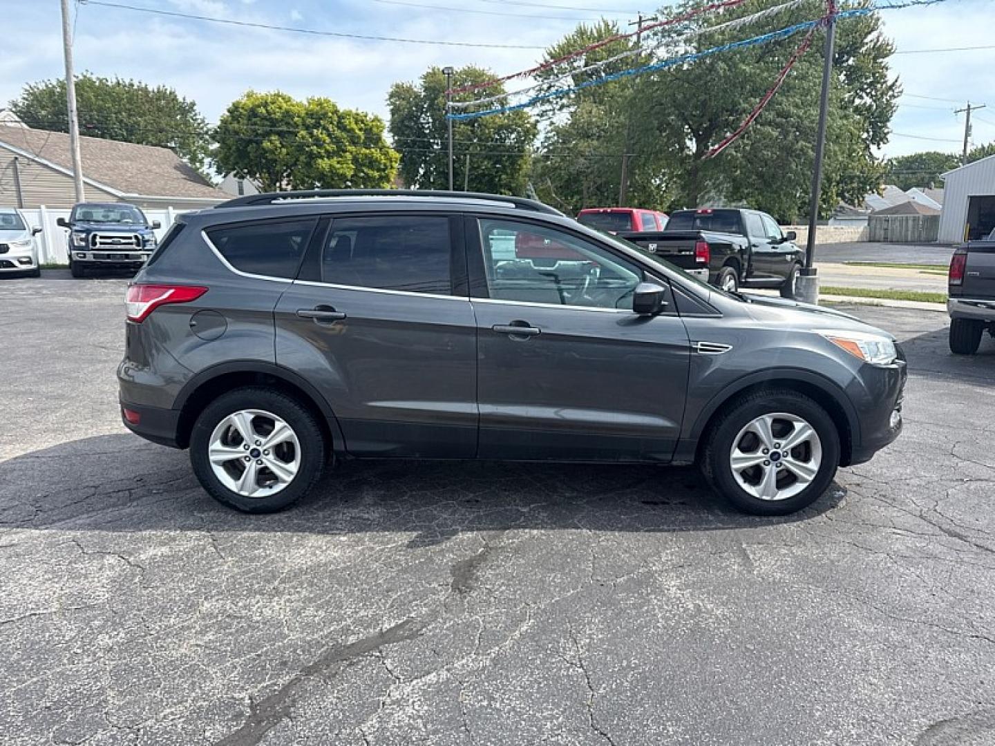 2016 GRAY /BLACK Ford Escape SE 4WD (1FMCU9GX9GU) with an 1.6L L4 DOHC 16V engine, 6A transmission, located at 3304 Woodville Road, Northwood, OH, 43619, (419) 210-8019, 41.612694, -83.480743 - Your #1 Destination for Auto Loans and mdash;No Matter Your Credit!At our dealership, we believe everyone deserves the opportunity to drive their dream car and mdash;whether you have good credit, bad credit, or no credit at all. With a wide selection of hundreds of cars, trucks, and SUVs, you'll fin- Photo#5