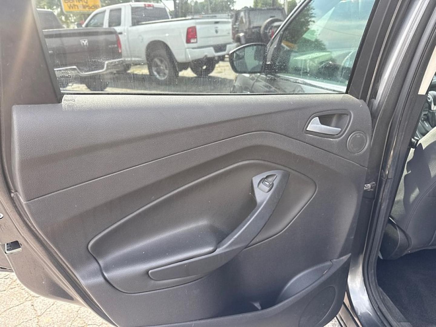 2016 GRAY /BLACK Ford Escape SE 4WD (1FMCU9GX9GU) with an 1.6L L4 DOHC 16V engine, 6A transmission, located at 3304 Woodville Road, Northwood, OH, 43619, (419) 210-8019, 41.612694, -83.480743 - Your #1 Destination for Auto Loans and mdash;No Matter Your Credit!At our dealership, we believe everyone deserves the opportunity to drive their dream car and mdash;whether you have good credit, bad credit, or no credit at all. With a wide selection of hundreds of cars, trucks, and SUVs, you'll fin- Photo#12