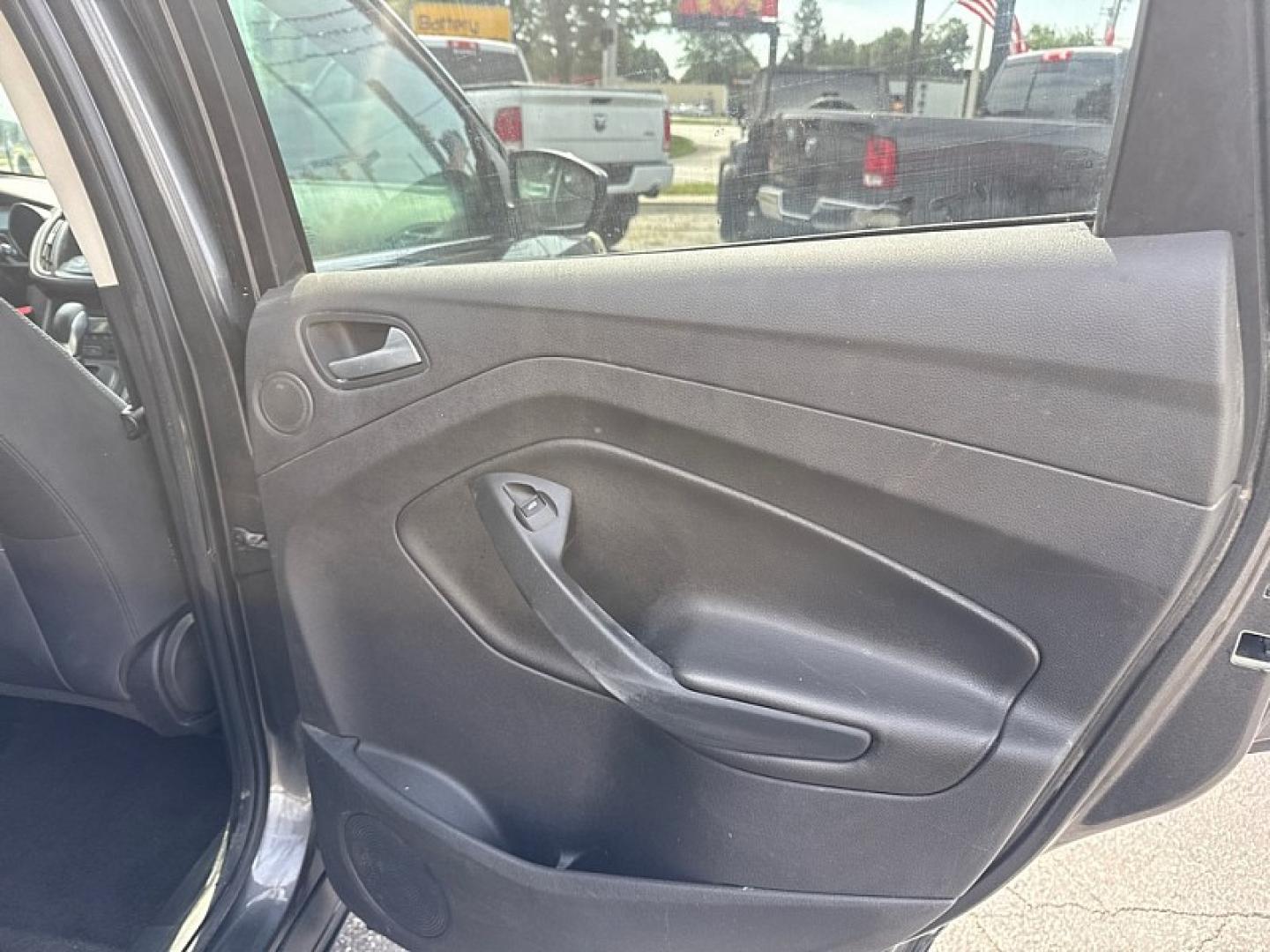 2016 GRAY /BLACK Ford Escape SE 4WD (1FMCU9GX9GU) with an 1.6L L4 DOHC 16V engine, 6A transmission, located at 3304 Woodville Road, Northwood, OH, 43619, (419) 210-8019, 41.612694, -83.480743 - Your #1 Destination for Auto Loans and mdash;No Matter Your Credit!At our dealership, we believe everyone deserves the opportunity to drive their dream car and mdash;whether you have good credit, bad credit, or no credit at all. With a wide selection of hundreds of cars, trucks, and SUVs, you'll fin- Photo#14