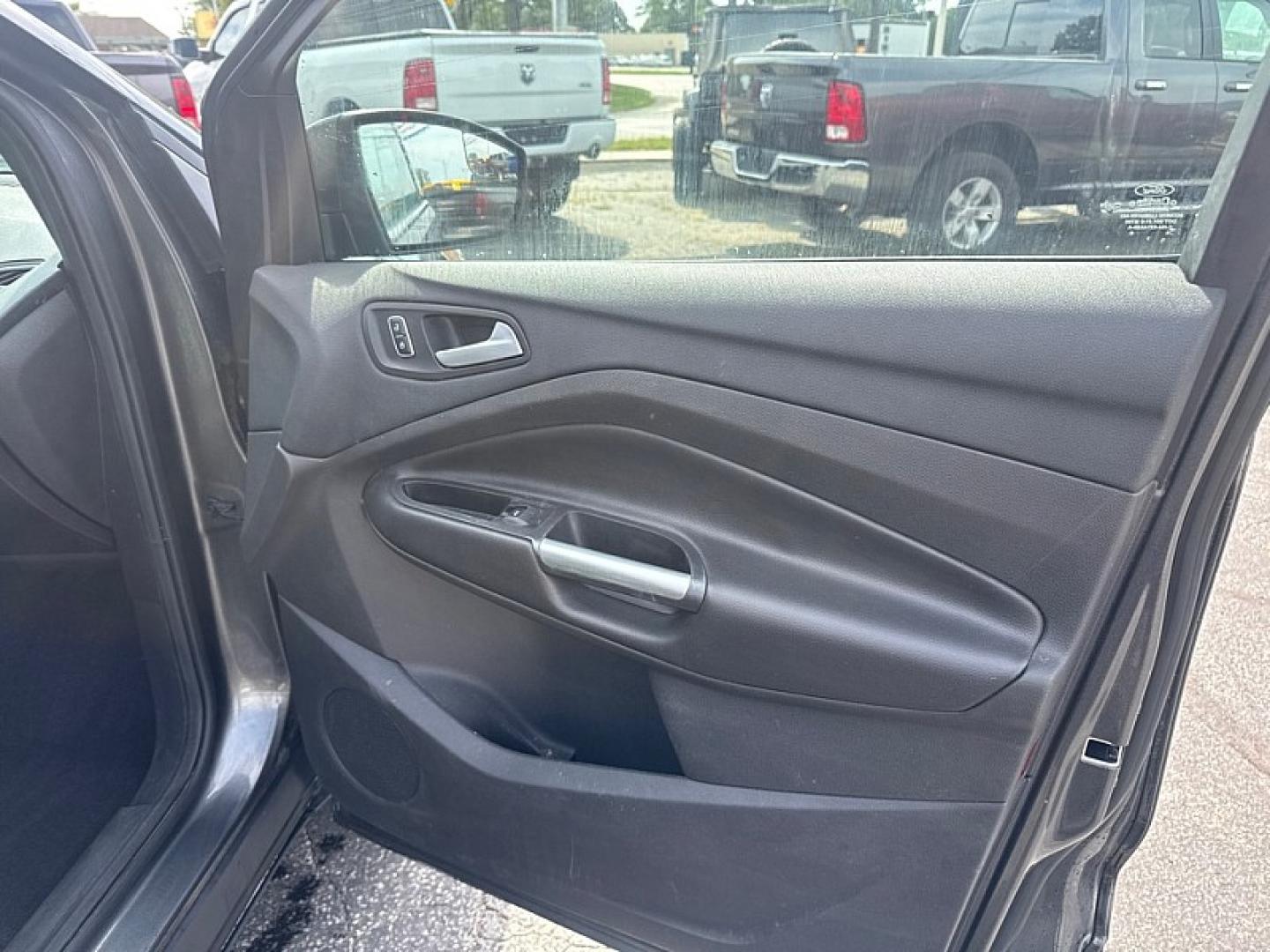2016 GRAY /BLACK Ford Escape SE 4WD (1FMCU9GX9GU) with an 1.6L L4 DOHC 16V engine, 6A transmission, located at 3304 Woodville Road, Northwood, OH, 43619, (419) 210-8019, 41.612694, -83.480743 - Your #1 Destination for Auto Loans and mdash;No Matter Your Credit!At our dealership, we believe everyone deserves the opportunity to drive their dream car and mdash;whether you have good credit, bad credit, or no credit at all. With a wide selection of hundreds of cars, trucks, and SUVs, you'll fin- Photo#16