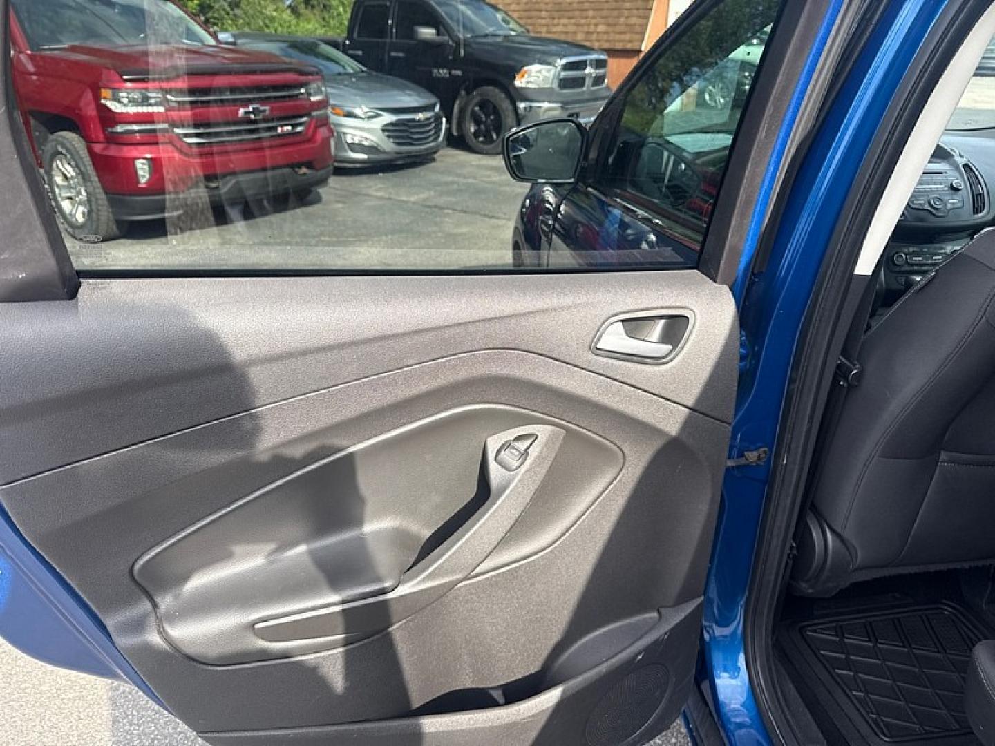 2017 BLUE /BLACK Ford Escape SE 4WD (1FMCU9GD0HU) with an 1.5L L4 DOHC 16V engine, 6A transmission, located at 3304 Woodville Road, Northwood, OH, 43619, (419) 210-8019, 41.612694, -83.480743 - Your #1 Destination for Auto Loans and mdash;No Matter Your Credit!At our dealership, we believe everyone deserves the opportunity to drive their dream car and mdash;whether you have good credit, bad credit, or no credit at all. With a wide selection of hundreds of cars, trucks, and SUVs, you'll fin- Photo#10