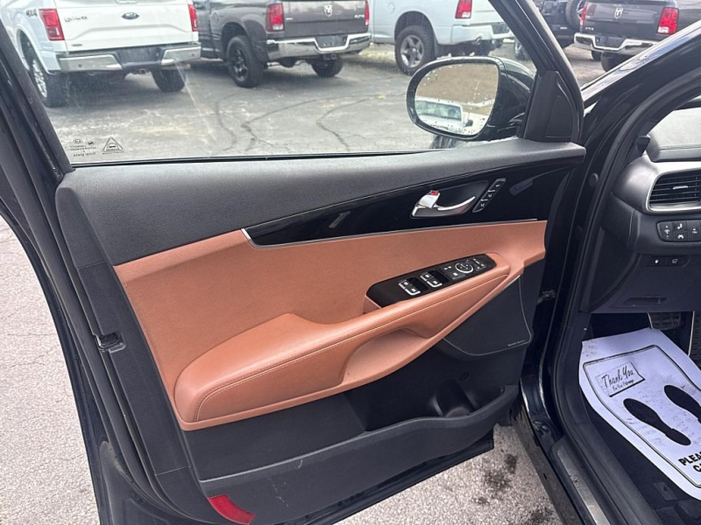 2019 BLACK /BROWN Kia Sorento SX Limited V6 AWD (5XYPKDA52KG) with an 3.3L V6 DOHC 24V engine, 6A transmission, located at 3304 Woodville Road, Northwood, OH, 43619, (419) 210-8019, 41.612694, -83.480743- Photo#8