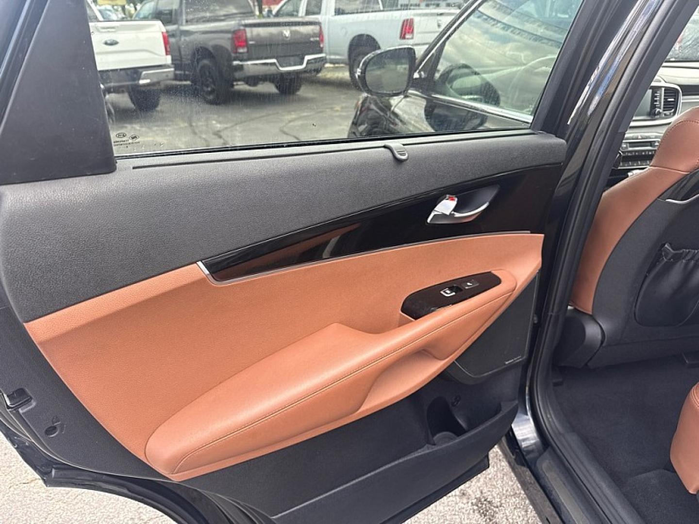 2019 BLACK /BROWN Kia Sorento SX Limited V6 AWD (5XYPKDA52KG) with an 3.3L V6 DOHC 24V engine, 6A transmission, located at 3304 Woodville Road, Northwood, OH, 43619, (419) 210-8019, 41.612694, -83.480743- Photo#10