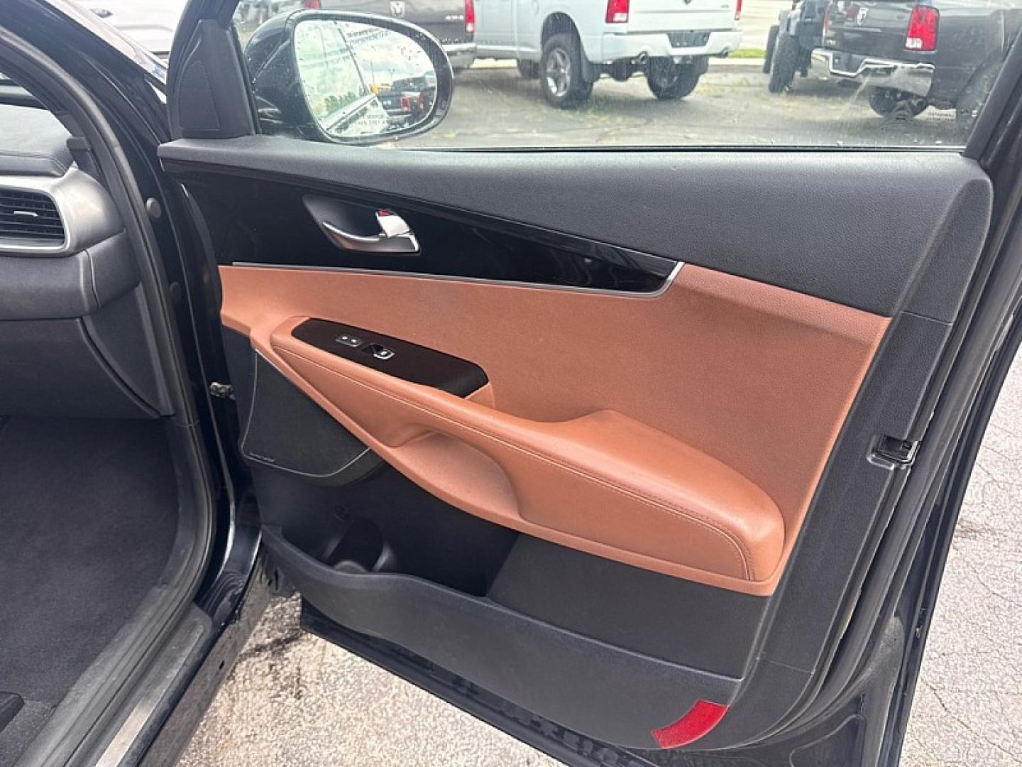 2019 BLACK /BROWN Kia Sorento SX Limited V6 AWD (5XYPKDA52KG) with an 3.3L V6 DOHC 24V engine, 6A transmission, located at 3304 Woodville Road, Northwood, OH, 43619, (419) 210-8019, 41.612694, -83.480743- Photo#14