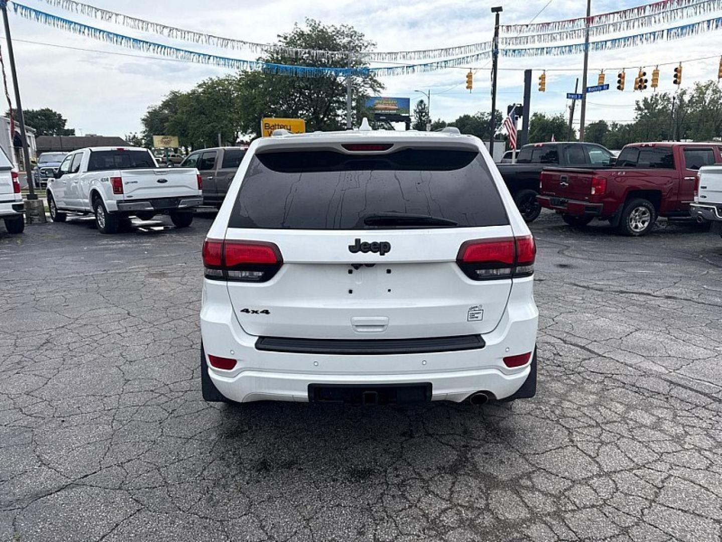 2020 WHITE /BLACK Jeep Grand Cherokee Laredo 4WD (1C4RJFAG6LC) with an 3.6L V6 DOHC 24V engine, 8A transmission, located at 3304 Woodville Road, Northwood, OH, 43619, (419) 210-8019, 41.612694, -83.480743 - Your #1 Destination for Auto Loans and mdash;No Matter Your Credit!At our dealership, we believe everyone deserves the opportunity to drive their dream car and mdash;whether you have good credit, bad credit, or no credit at all. With a wide selection of hundreds of cars, trucks, and SUVs, you'll fin- Photo#3