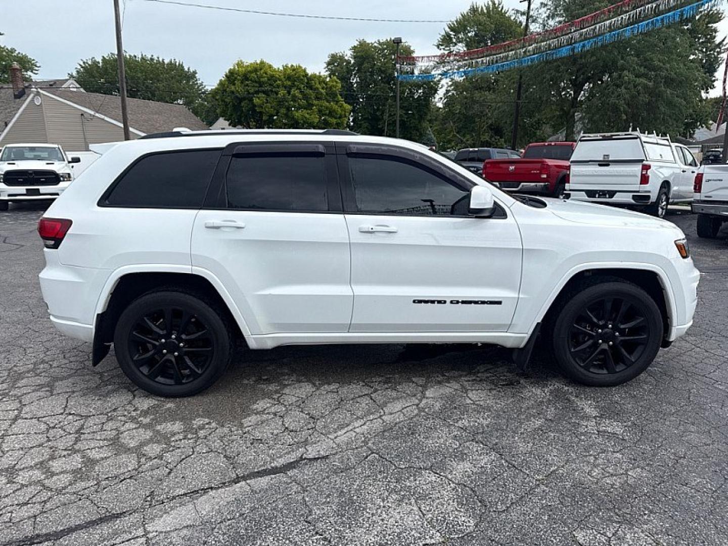 2020 WHITE /BLACK Jeep Grand Cherokee Laredo 4WD (1C4RJFAG6LC) with an 3.6L V6 DOHC 24V engine, 8A transmission, located at 3304 Woodville Road, Northwood, OH, 43619, (419) 210-8019, 41.612694, -83.480743 - Your #1 Destination for Auto Loans and mdash;No Matter Your Credit!At our dealership, we believe everyone deserves the opportunity to drive their dream car and mdash;whether you have good credit, bad credit, or no credit at all. With a wide selection of hundreds of cars, trucks, and SUVs, you'll fin- Photo#5
