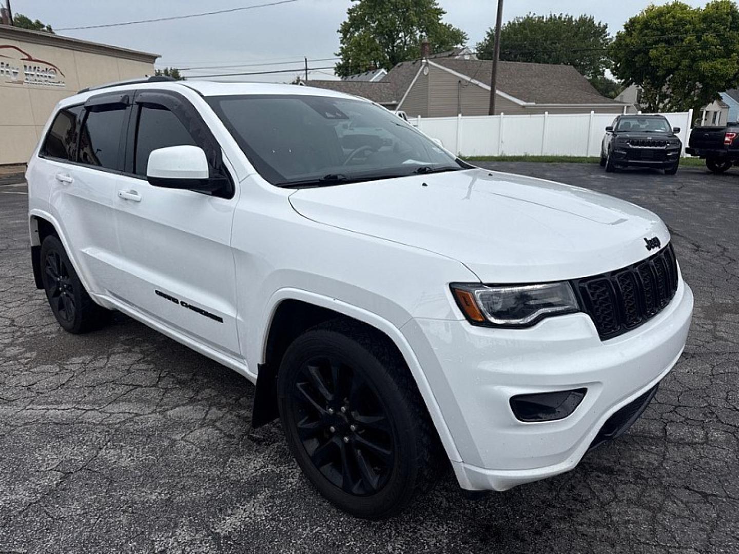 2020 WHITE /BLACK Jeep Grand Cherokee Laredo 4WD (1C4RJFAG6LC) with an 3.6L V6 DOHC 24V engine, 8A transmission, located at 3304 Woodville Road, Northwood, OH, 43619, (419) 210-8019, 41.612694, -83.480743 - Your #1 Destination for Auto Loans and mdash;No Matter Your Credit!At our dealership, we believe everyone deserves the opportunity to drive their dream car and mdash;whether you have good credit, bad credit, or no credit at all. With a wide selection of hundreds of cars, trucks, and SUVs, you'll fin- Photo#6