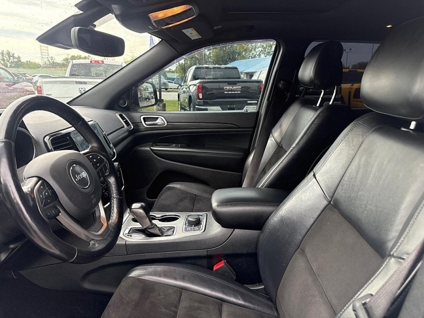 2020 WHITE /BLACK Jeep Grand Cherokee Laredo 4WD (1C4RJFAG6LC) with an 3.6L V6 DOHC 24V engine, 8A transmission, located at 3304 Woodville Road, Northwood, OH, 43619, (419) 210-8019, 41.612694, -83.480743 - Your #1 Destination for Auto Loans and mdash;No Matter Your Credit!At our dealership, we believe everyone deserves the opportunity to drive their dream car and mdash;whether you have good credit, bad credit, or no credit at all. With a wide selection of hundreds of cars, trucks, and SUVs, you'll fin- Photo#9