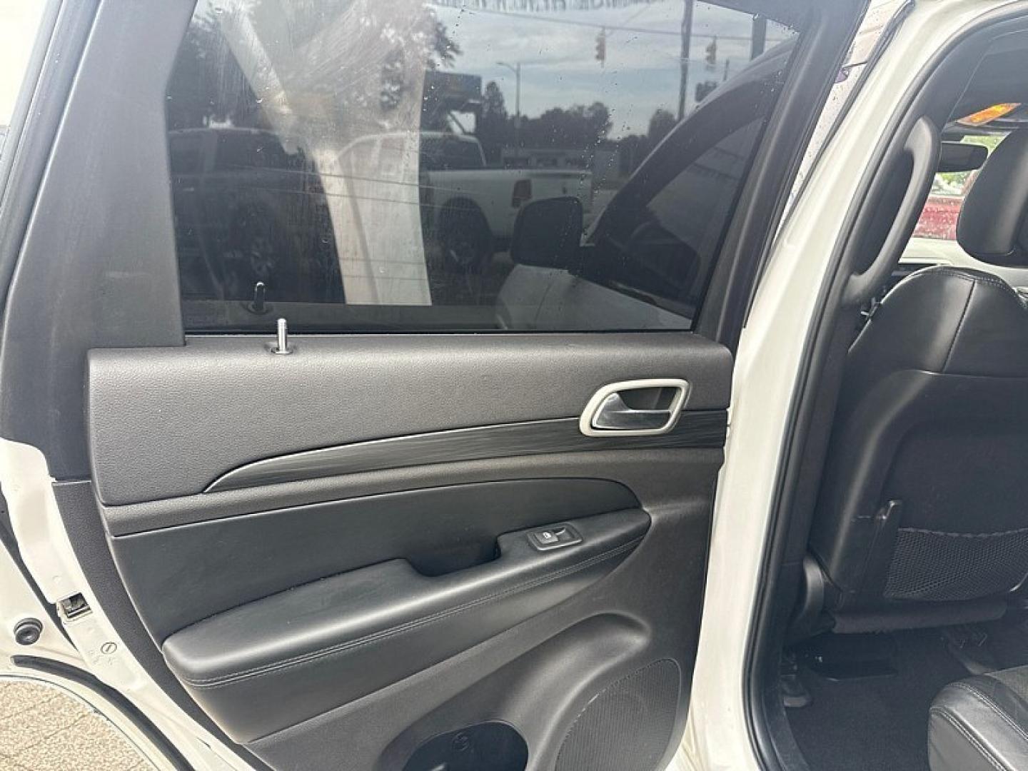 2020 WHITE /BLACK Jeep Grand Cherokee Laredo 4WD (1C4RJFAG6LC) with an 3.6L V6 DOHC 24V engine, 8A transmission, located at 3304 Woodville Road, Northwood, OH, 43619, (419) 210-8019, 41.612694, -83.480743 - Your #1 Destination for Auto Loans and mdash;No Matter Your Credit!At our dealership, we believe everyone deserves the opportunity to drive their dream car and mdash;whether you have good credit, bad credit, or no credit at all. With a wide selection of hundreds of cars, trucks, and SUVs, you'll fin- Photo#10