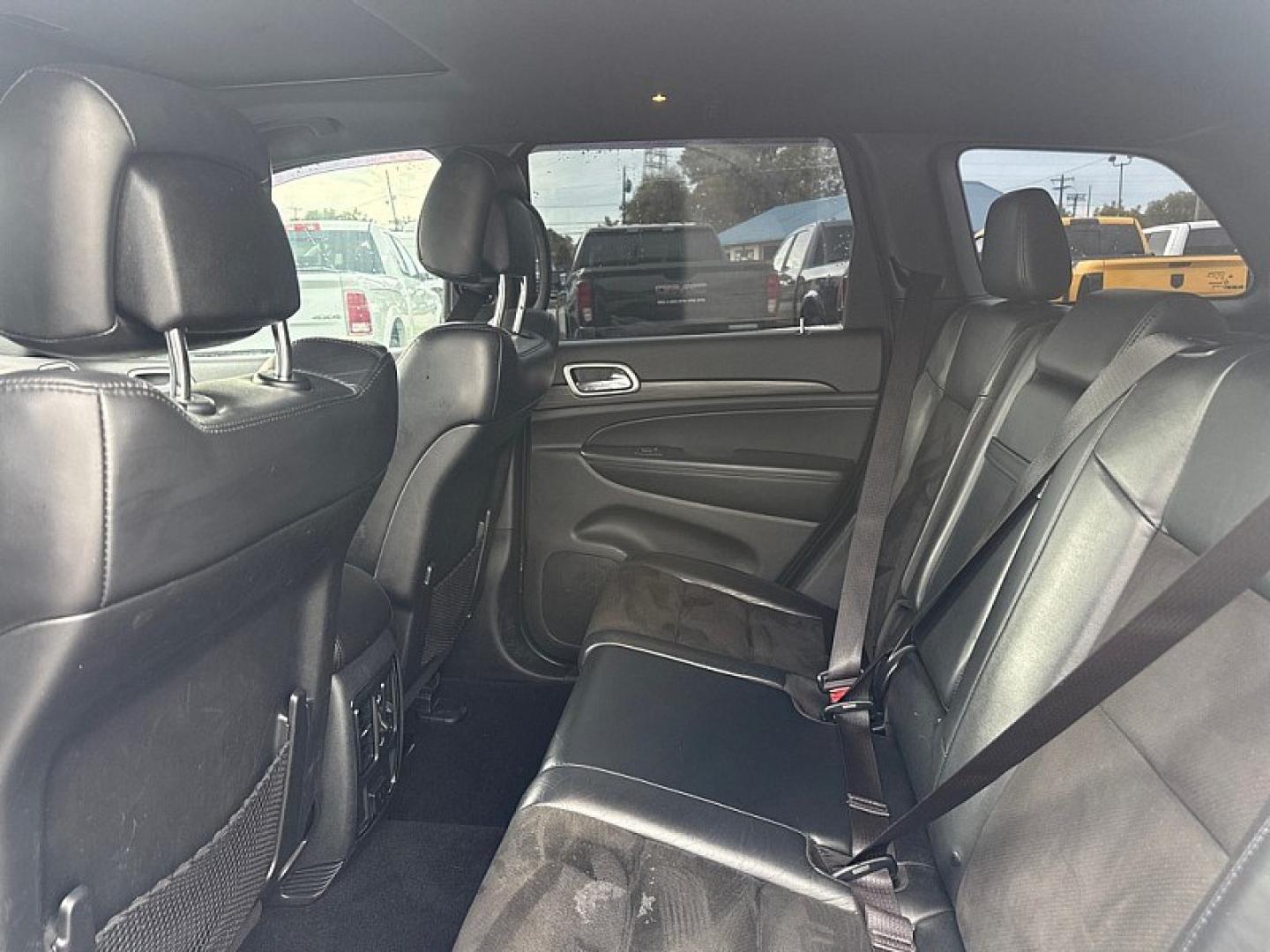 2020 WHITE /BLACK Jeep Grand Cherokee Laredo 4WD (1C4RJFAG6LC) with an 3.6L V6 DOHC 24V engine, 8A transmission, located at 3304 Woodville Road, Northwood, OH, 43619, (419) 210-8019, 41.612694, -83.480743 - Your #1 Destination for Auto Loans and mdash;No Matter Your Credit!At our dealership, we believe everyone deserves the opportunity to drive their dream car and mdash;whether you have good credit, bad credit, or no credit at all. With a wide selection of hundreds of cars, trucks, and SUVs, you'll fin- Photo#11