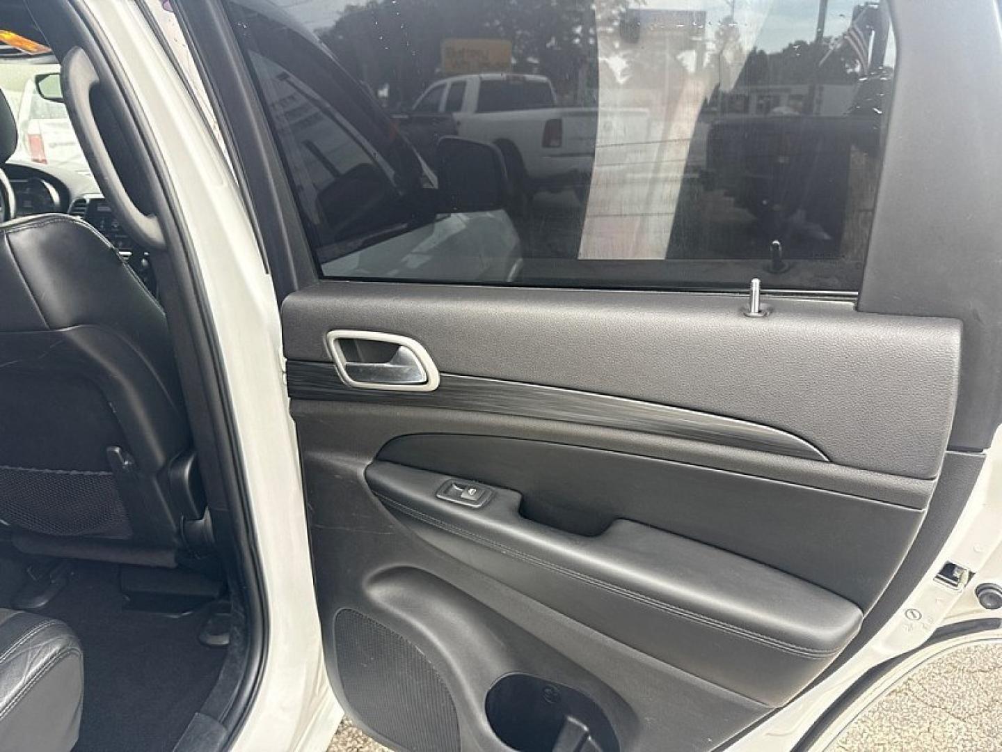 2020 WHITE /BLACK Jeep Grand Cherokee Laredo 4WD (1C4RJFAG6LC) with an 3.6L V6 DOHC 24V engine, 8A transmission, located at 3304 Woodville Road, Northwood, OH, 43619, (419) 210-8019, 41.612694, -83.480743 - Your #1 Destination for Auto Loans and mdash;No Matter Your Credit!At our dealership, we believe everyone deserves the opportunity to drive their dream car and mdash;whether you have good credit, bad credit, or no credit at all. With a wide selection of hundreds of cars, trucks, and SUVs, you'll fin- Photo#12