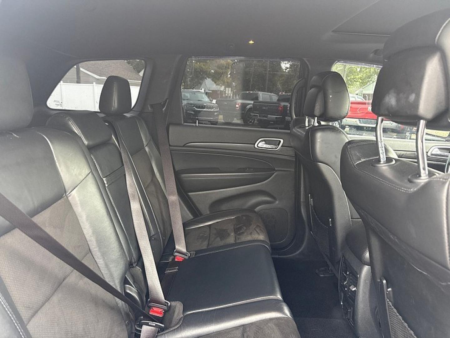 2020 WHITE /BLACK Jeep Grand Cherokee Laredo 4WD (1C4RJFAG6LC) with an 3.6L V6 DOHC 24V engine, 8A transmission, located at 3304 Woodville Road, Northwood, OH, 43619, (419) 210-8019, 41.612694, -83.480743 - Your #1 Destination for Auto Loans and mdash;No Matter Your Credit!At our dealership, we believe everyone deserves the opportunity to drive their dream car and mdash;whether you have good credit, bad credit, or no credit at all. With a wide selection of hundreds of cars, trucks, and SUVs, you'll fin- Photo#13