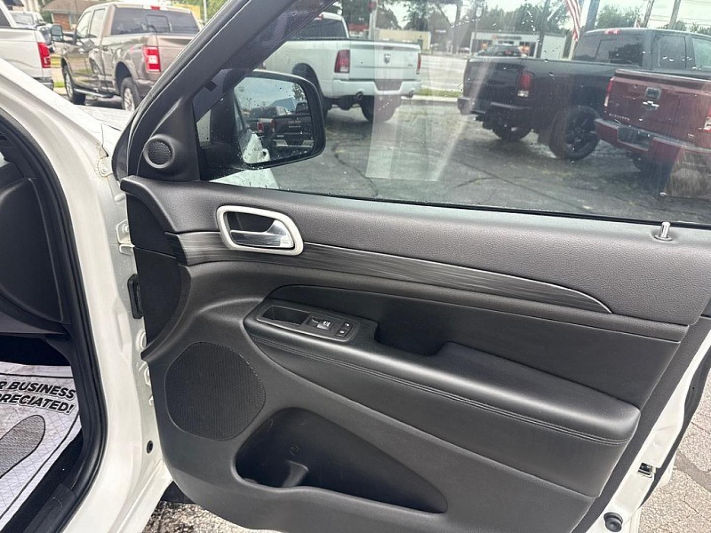 2020 WHITE /BLACK Jeep Grand Cherokee Laredo 4WD (1C4RJFAG6LC) with an 3.6L V6 DOHC 24V engine, 8A transmission, located at 3304 Woodville Road, Northwood, OH, 43619, (419) 210-8019, 41.612694, -83.480743 - Your #1 Destination for Auto Loans and mdash;No Matter Your Credit!At our dealership, we believe everyone deserves the opportunity to drive their dream car and mdash;whether you have good credit, bad credit, or no credit at all. With a wide selection of hundreds of cars, trucks, and SUVs, you'll fin- Photo#14