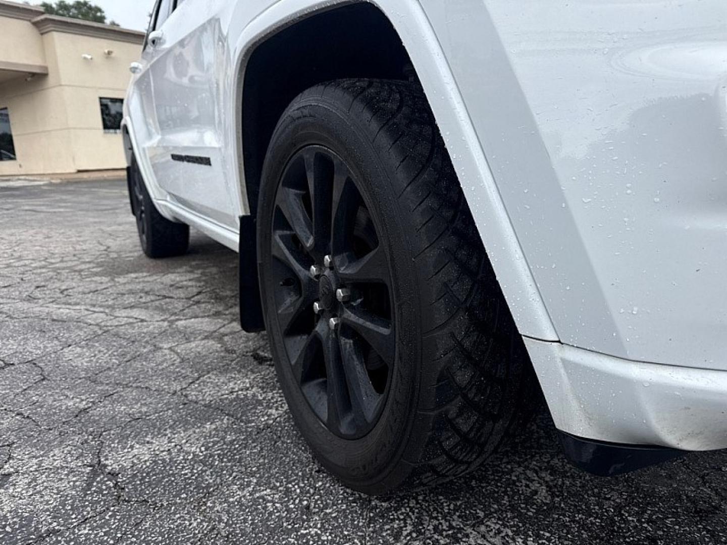 2020 WHITE /BLACK Jeep Grand Cherokee Laredo 4WD (1C4RJFAG6LC) with an 3.6L V6 DOHC 24V engine, 8A transmission, located at 3304 Woodville Road, Northwood, OH, 43619, (419) 210-8019, 41.612694, -83.480743 - Your #1 Destination for Auto Loans and mdash;No Matter Your Credit!At our dealership, we believe everyone deserves the opportunity to drive their dream car and mdash;whether you have good credit, bad credit, or no credit at all. With a wide selection of hundreds of cars, trucks, and SUVs, you'll fin- Photo#16