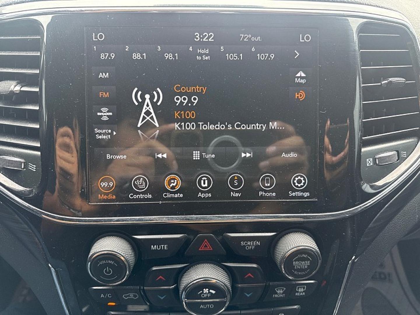 2020 WHITE /BLACK Jeep Grand Cherokee Laredo 4WD (1C4RJFAG6LC) with an 3.6L V6 DOHC 24V engine, 8A transmission, located at 3304 Woodville Road, Northwood, OH, 43619, (419) 210-8019, 41.612694, -83.480743 - Your #1 Destination for Auto Loans and mdash;No Matter Your Credit!At our dealership, we believe everyone deserves the opportunity to drive their dream car and mdash;whether you have good credit, bad credit, or no credit at all. With a wide selection of hundreds of cars, trucks, and SUVs, you'll fin- Photo#18