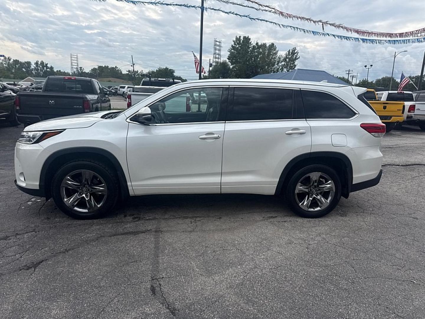 2017 WHITE /BLACK Toyota Highlander Limited AWD V6 (5TDDZRFH3HS) with an 3.5L V6 DOHC 24V engine, 6A transmission, located at 3304 Woodville Road, Northwood, OH, 43619, (419) 210-8019, 41.612694, -83.480743 - Your #1 Destination for Auto Loans and mdash;No Matter Your Credit!At our dealership, we believe everyone deserves the opportunity to drive their dream car and mdash;whether you have good credit, bad credit, or no credit at all. With a wide selection of hundreds of cars, trucks, and SUVs, you'll fin- Photo#1