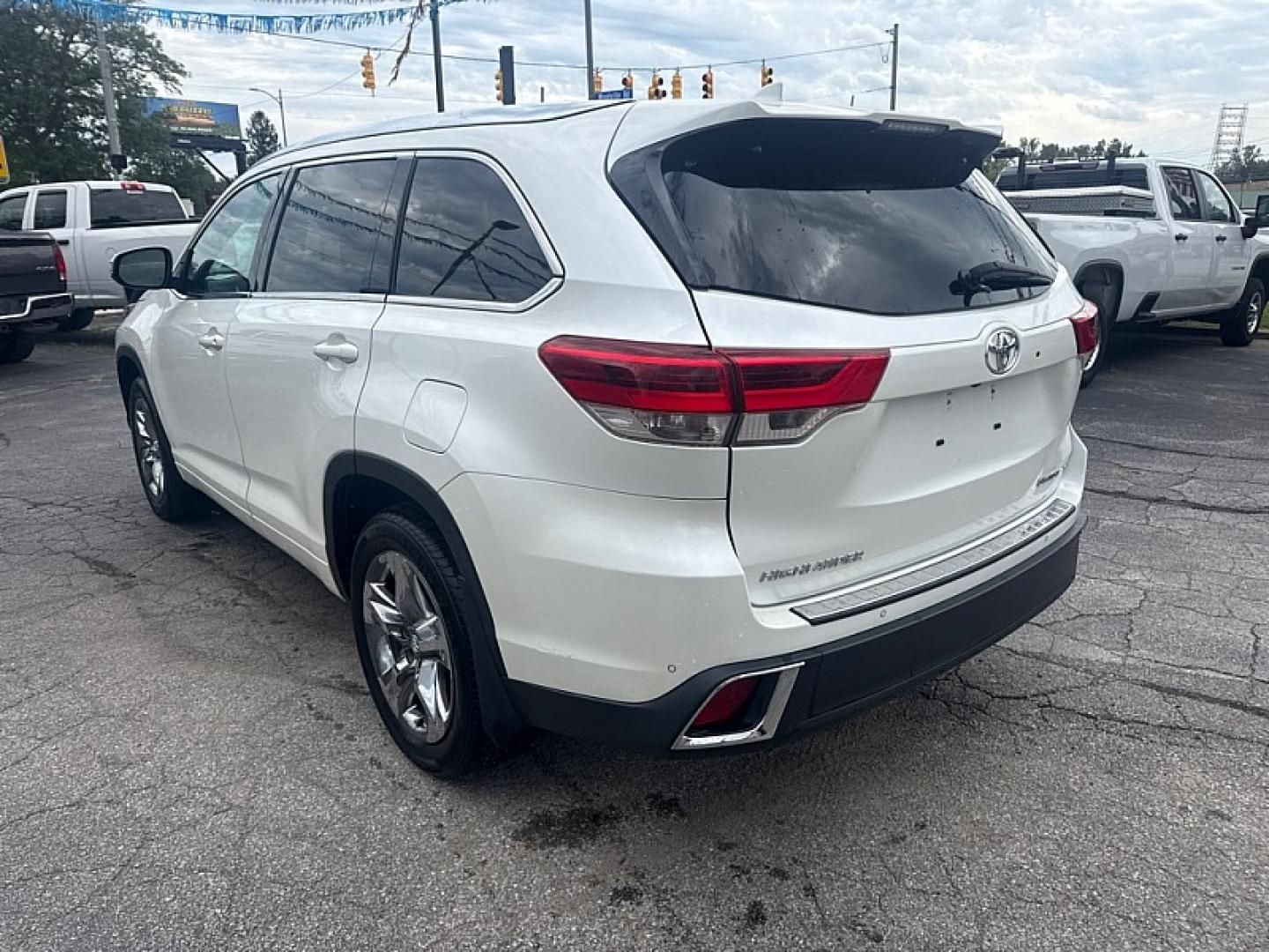 2017 WHITE /BLACK Toyota Highlander Limited AWD V6 (5TDDZRFH3HS) with an 3.5L V6 DOHC 24V engine, 6A transmission, located at 3304 Woodville Road, Northwood, OH, 43619, (419) 210-8019, 41.612694, -83.480743 - Your #1 Destination for Auto Loans and mdash;No Matter Your Credit!At our dealership, we believe everyone deserves the opportunity to drive their dream car and mdash;whether you have good credit, bad credit, or no credit at all. With a wide selection of hundreds of cars, trucks, and SUVs, you'll fin- Photo#2
